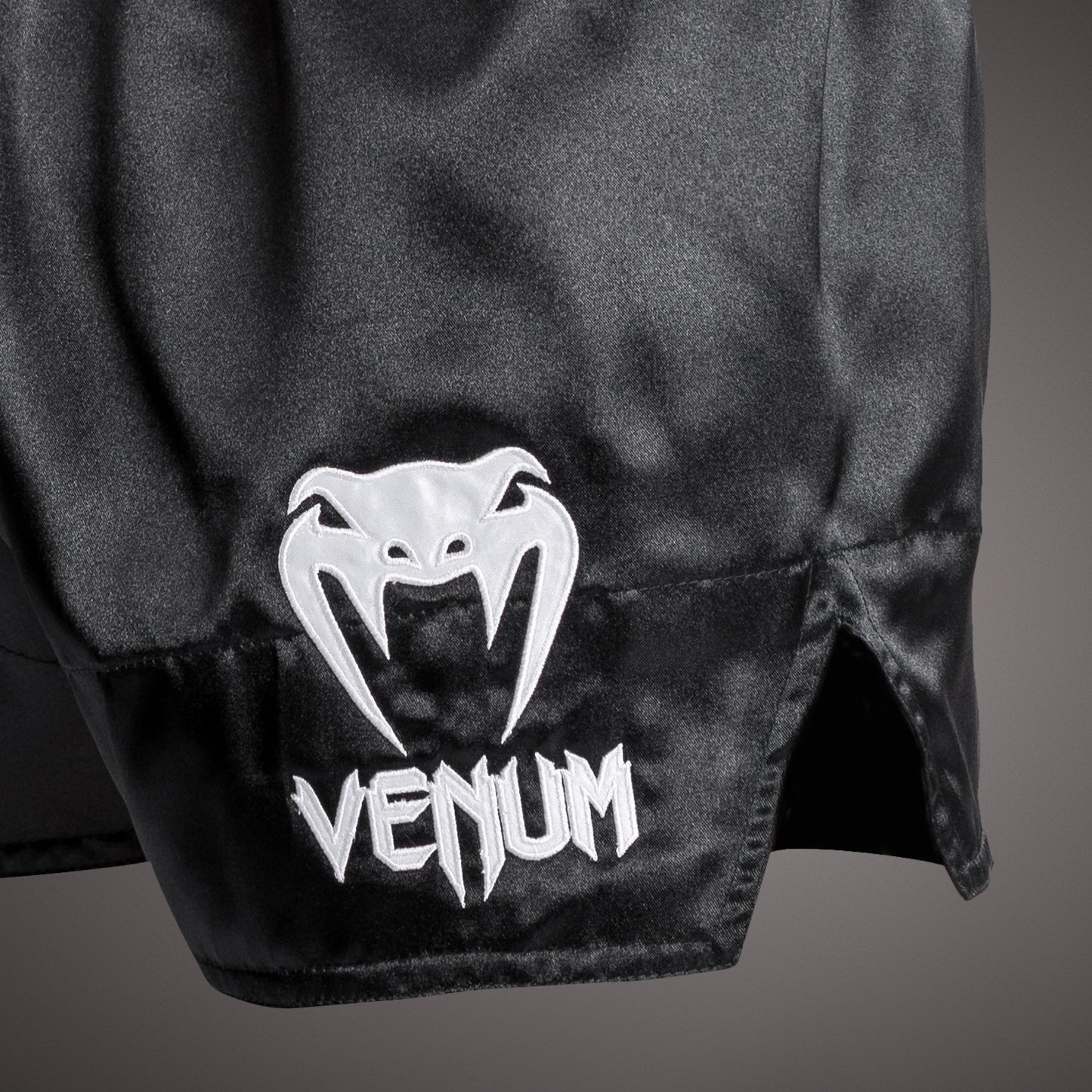 Venum Classic - Muay Thaï Short Белый/черный/золотой