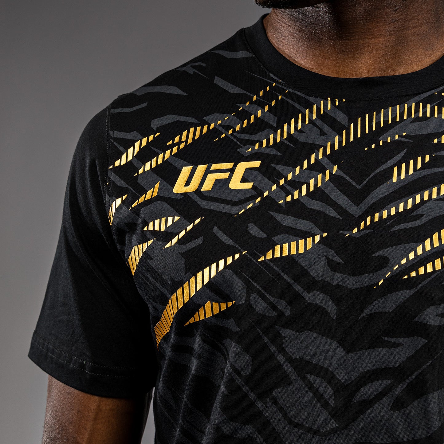 Футболка UFC Fusion by Venum Replica с коротким рукавом для мужчин - Champion