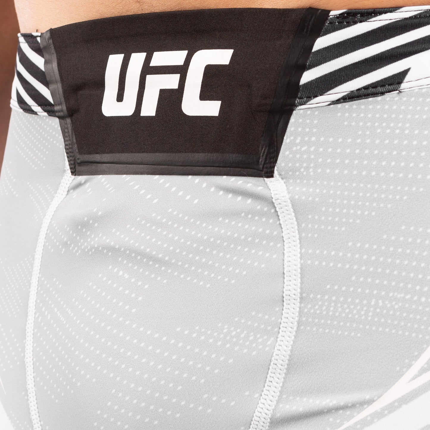 МУЖСКИЕ КОМПРЕССИОННЫЕ ШОРТЫ UFC VENUM FIGHT NIGHT TUDO - УКОРОЧЕННЫЙ КРОЙ - Белый