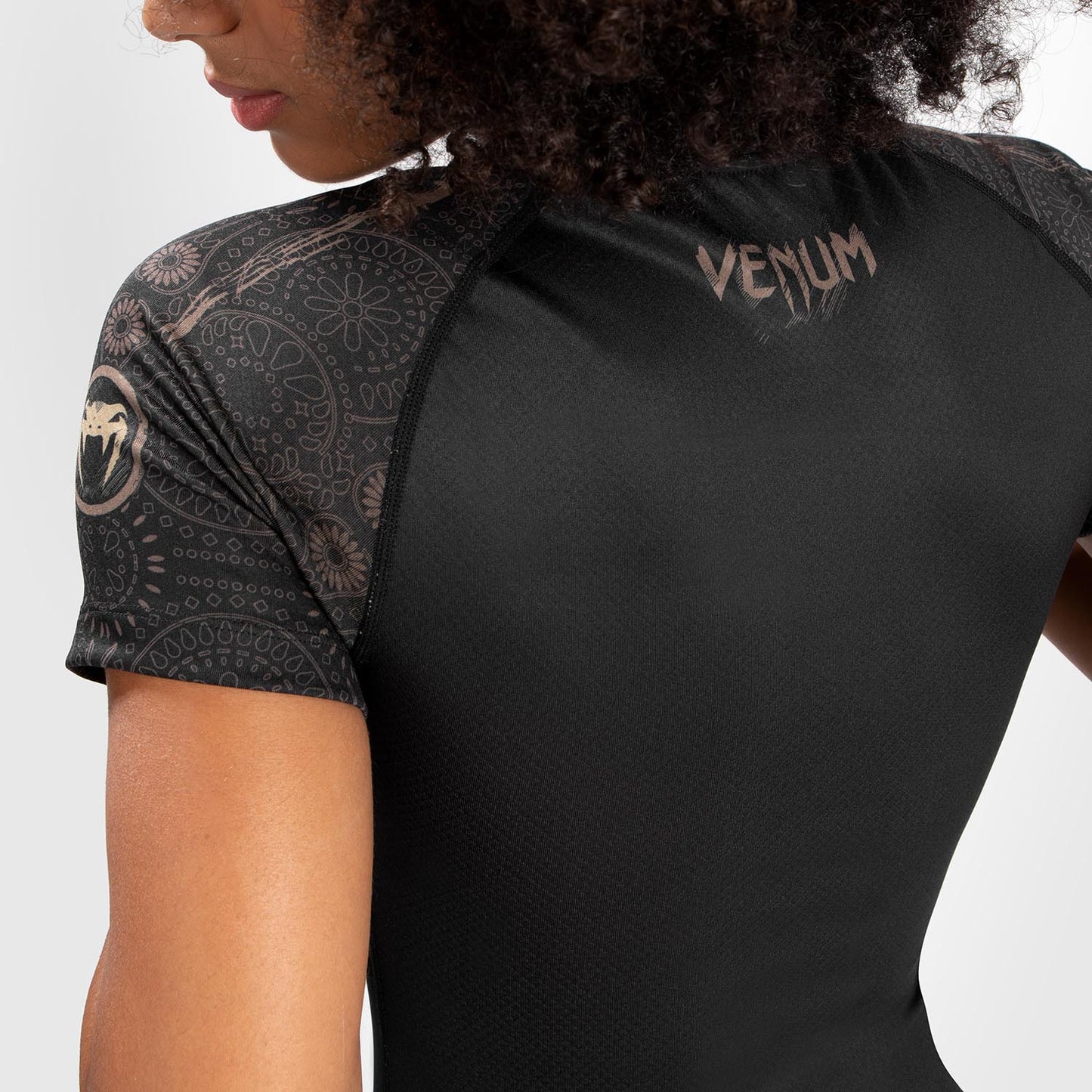 Venum Women Santa Muerte Dark Side — Рашгард с короткими рукавами — черный/коричневый