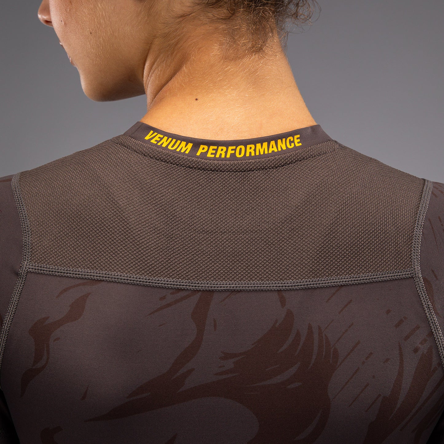 Рашгард UFC Fusion by Venum Fight Week с коротким рукавом для женщин - Solid Earthen Brown