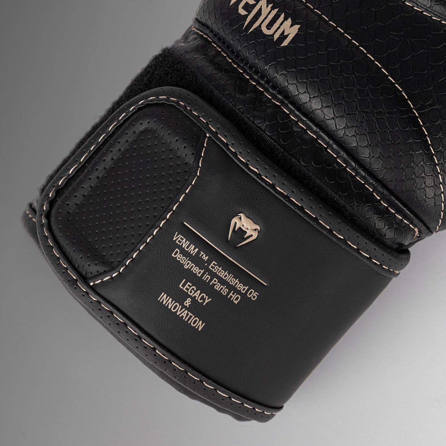 Боксерские перчатки Venum Impact Evo Scales – Чёрный