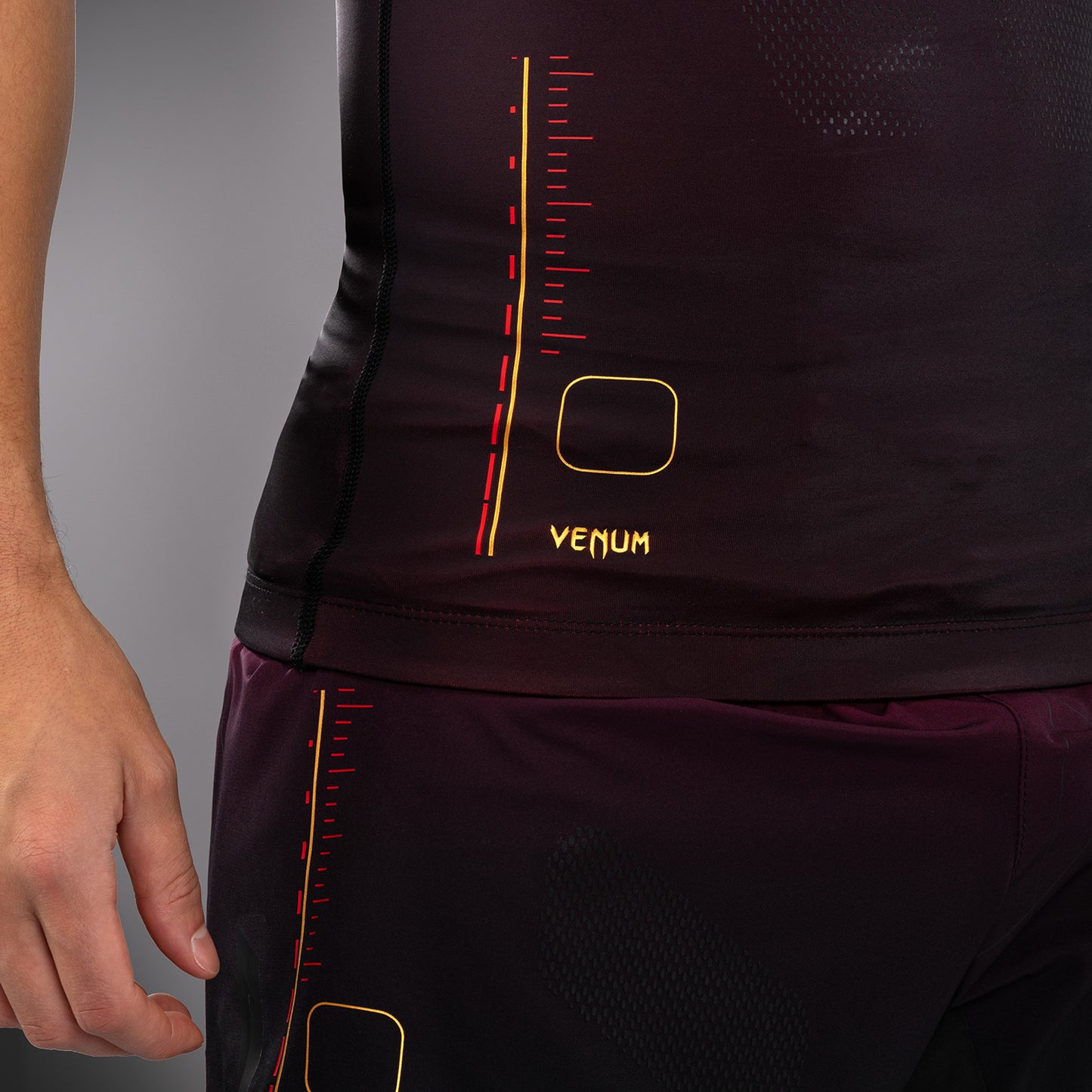 Venum Tactical XT Мужская рашгарда без рукавов - черный/бордовый/золотой