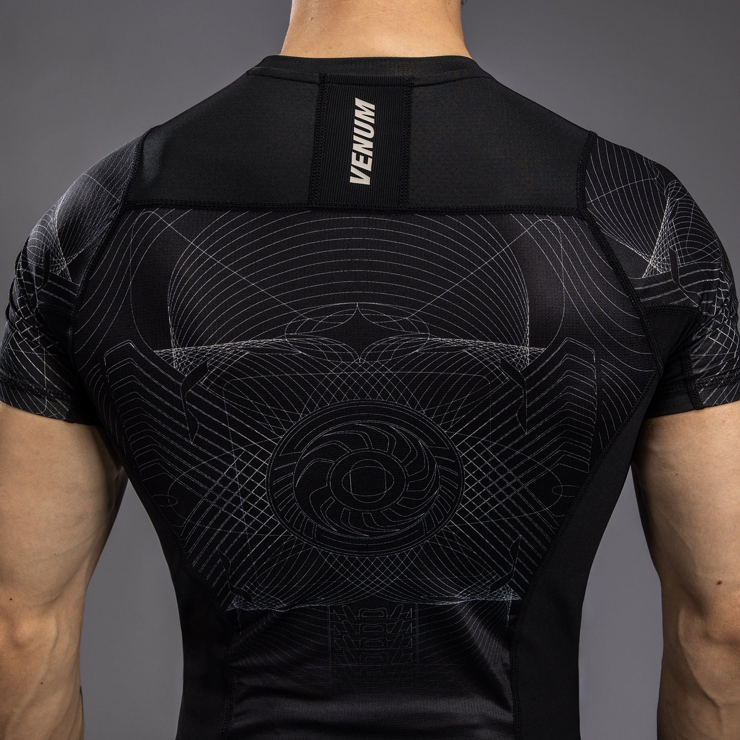 Короткий рукав Rashguard для мужчин Venum G-Fit Air - Глубокий черный / Песок пустыни