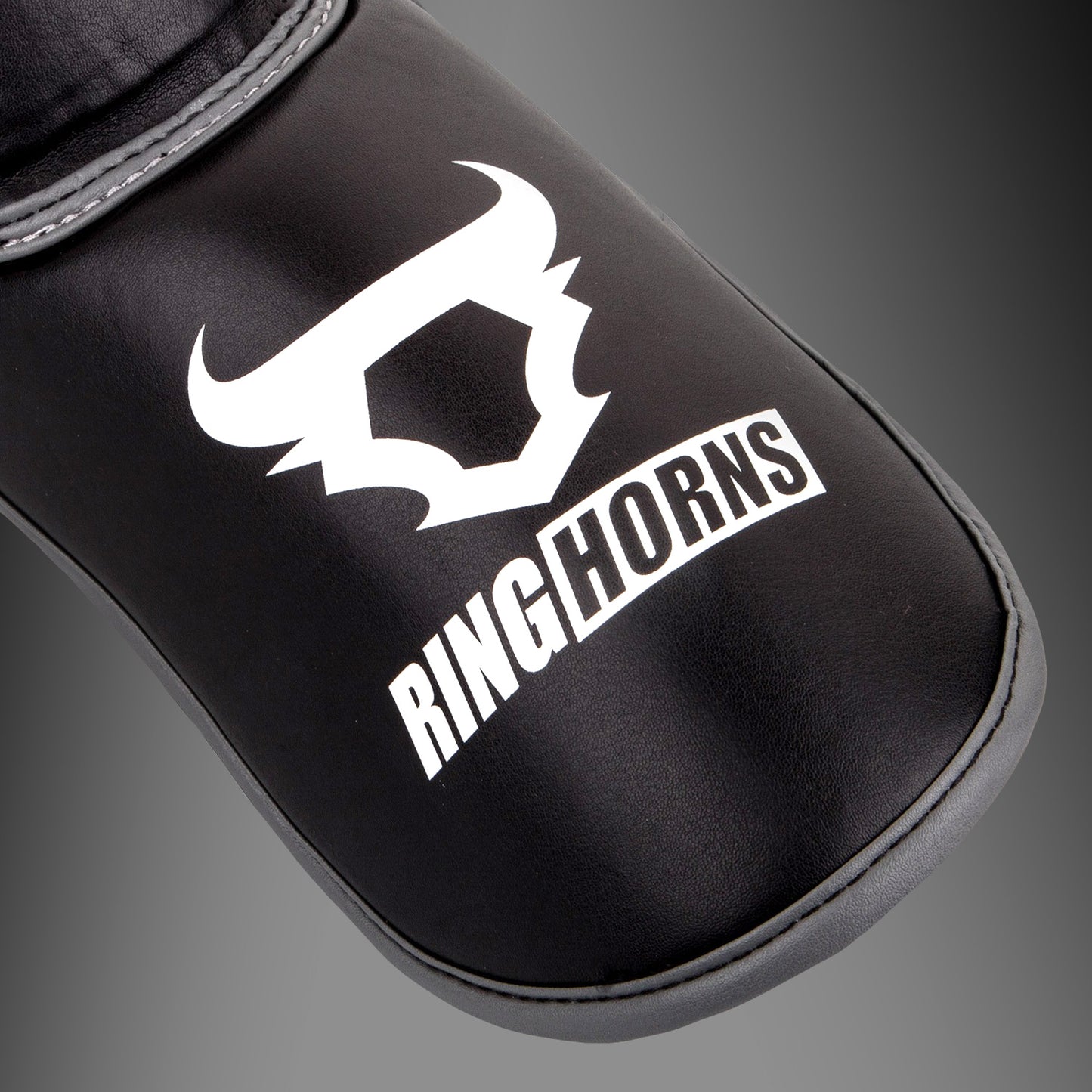 Щитки с защитой голени и подъема стопы Ringhorns Charger by Venum – черный