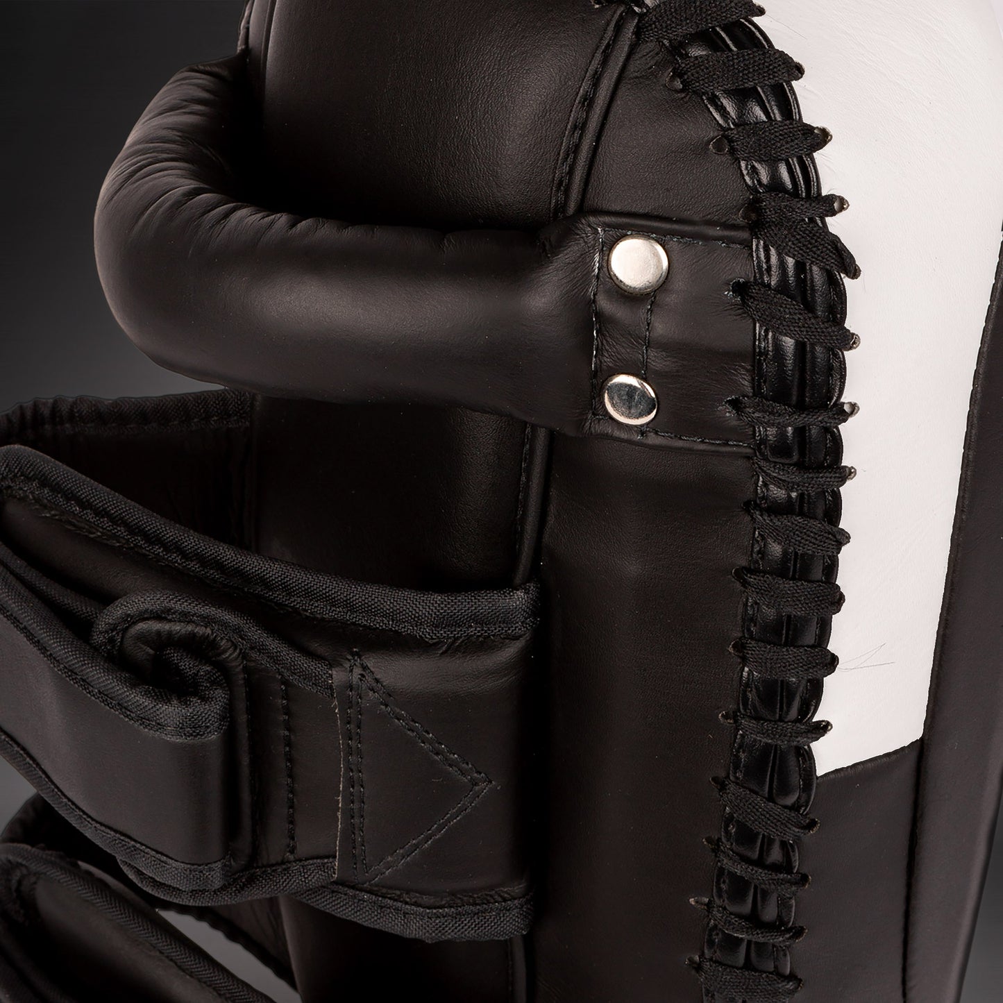 Паолки Venum Kickboxing 2.0 Micro Fibre Paos - черный/белый