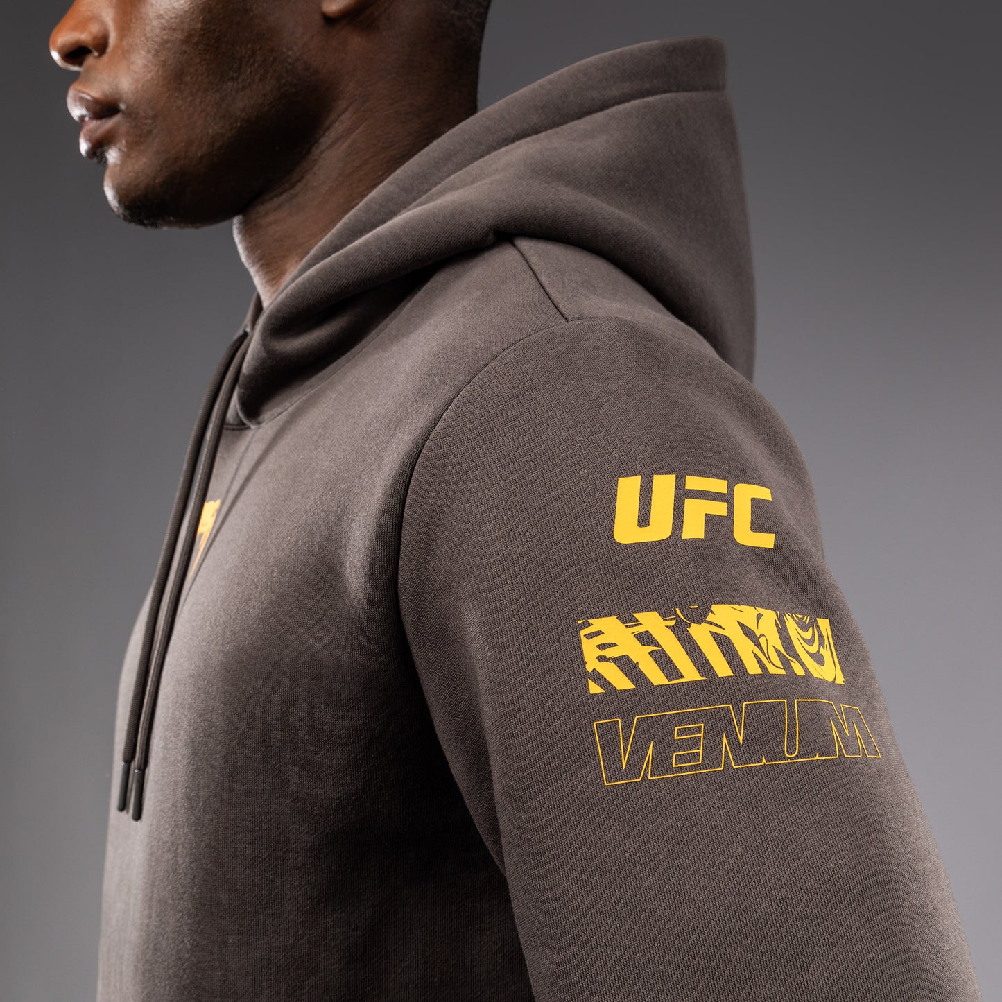 Толстовка UFC Fusion by Venum Fight Week с капюшоном для мужчин - Solid Earthen Brown
