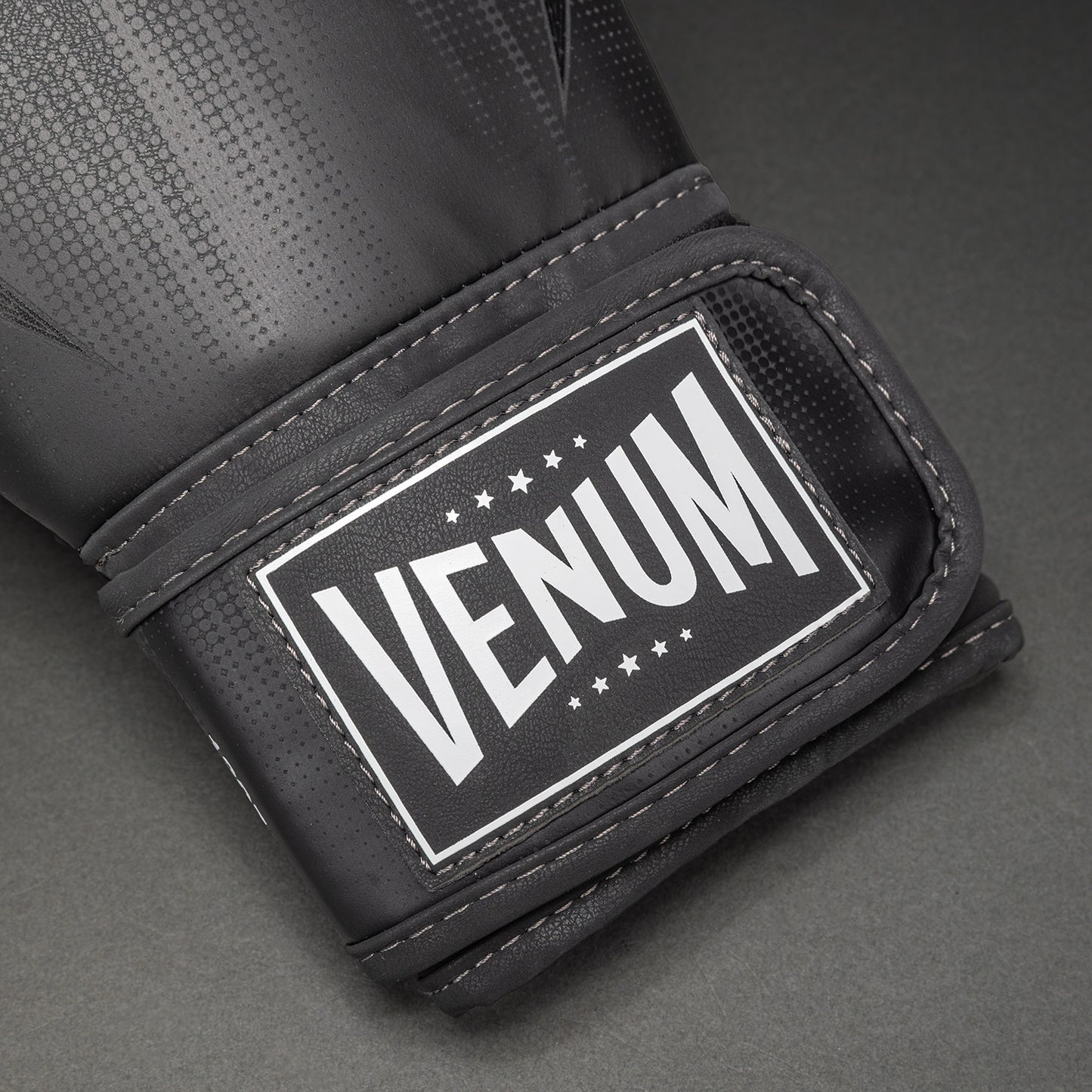 Боксерские перчатки Venum Stealth – Чёрный/Белый