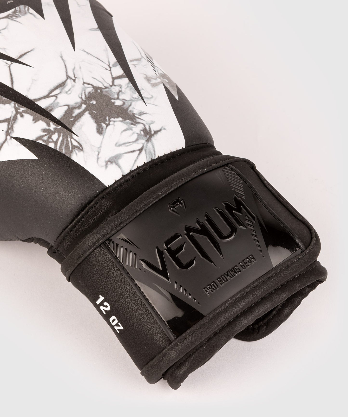 БОКСЕРСКИЕ ПЕРЧАТКИ VENUM IMPACT - мрамор