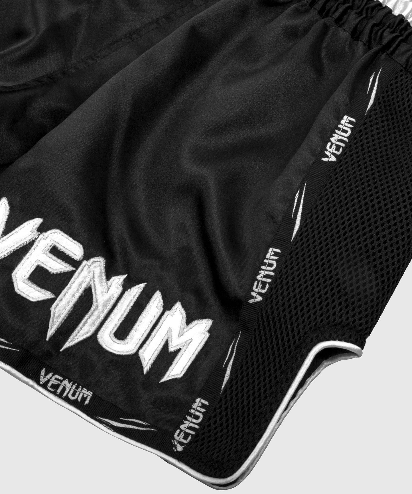 ШОРТЫ ДЛЯ ТАЙСКОГО БОКСА VENUM GIANT - Черный/Белый
