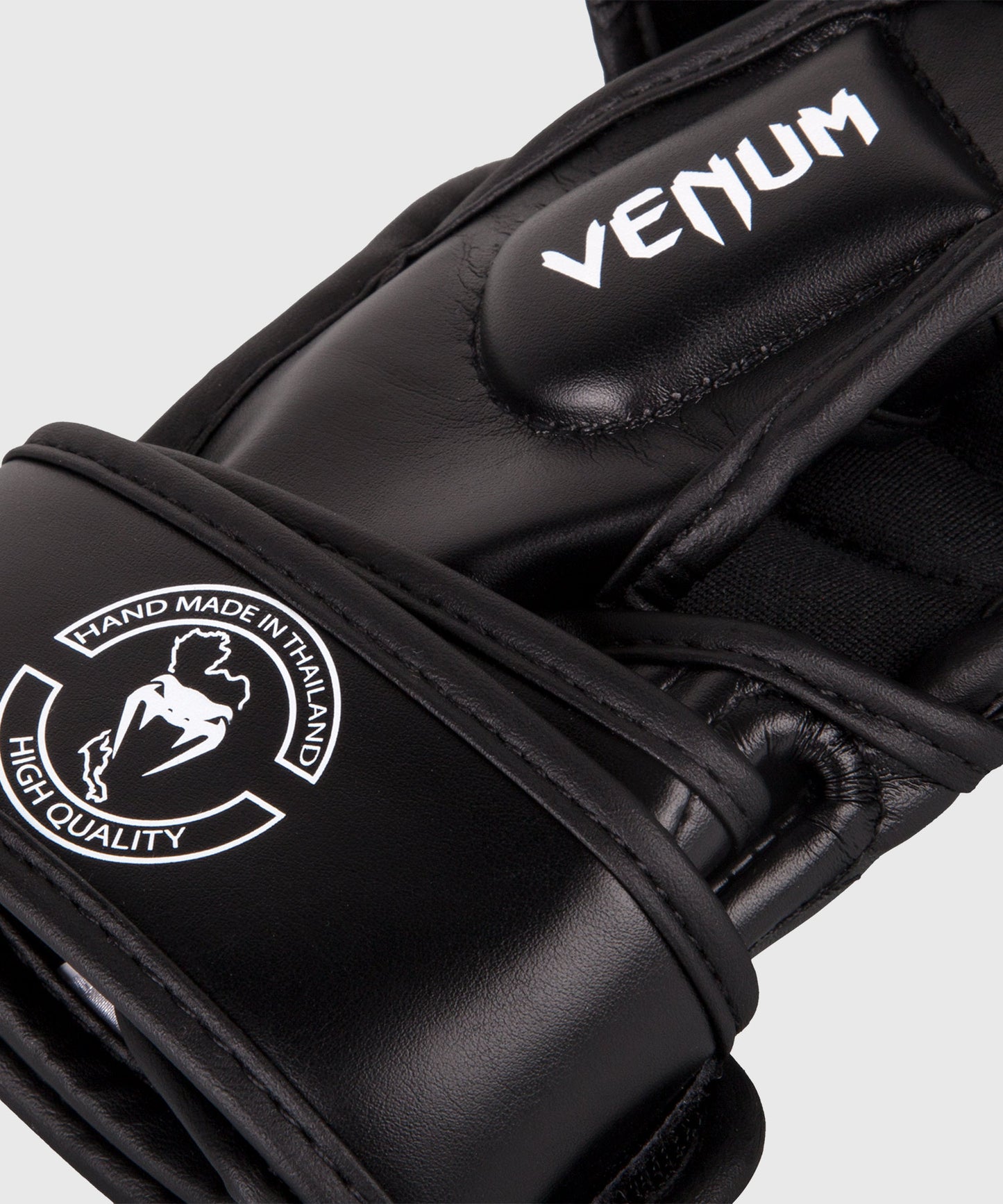 ПЕРЧАТКИ ДЛЯ СМЕШАННЫХ БОЕВЫХ ИСКУССТВ VENUM IMPACT - Черный/Белый