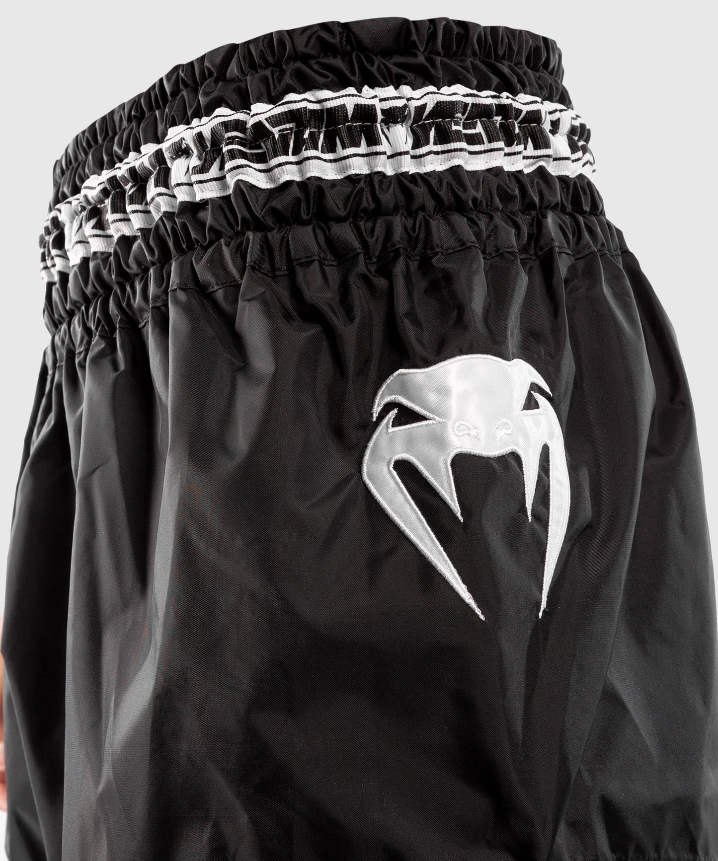 Шорты Venum Muay Thai Parachute - Черный / Белый