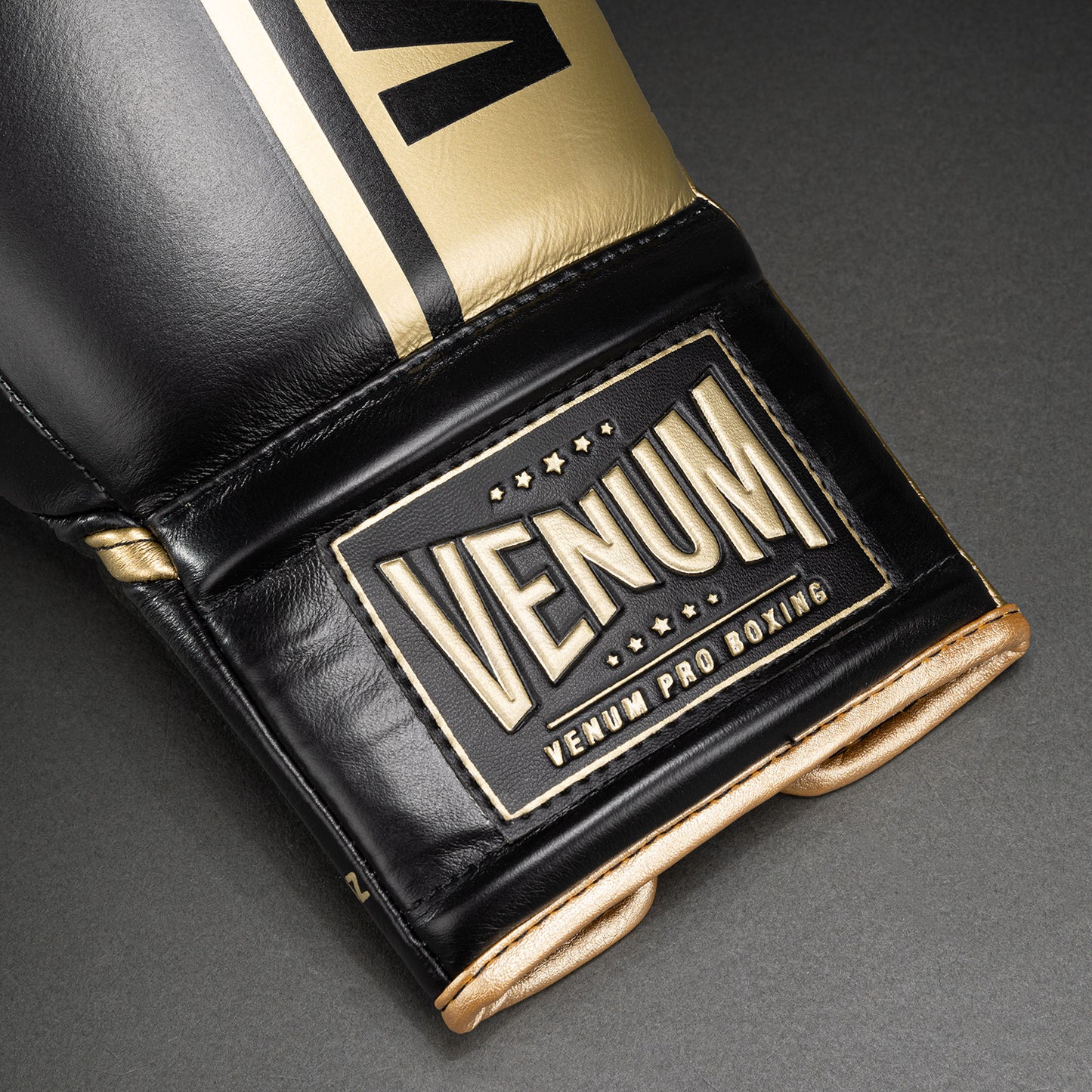 Профессиональные боксерские перчатки Venum Shield с шнурками - черные/золотые
