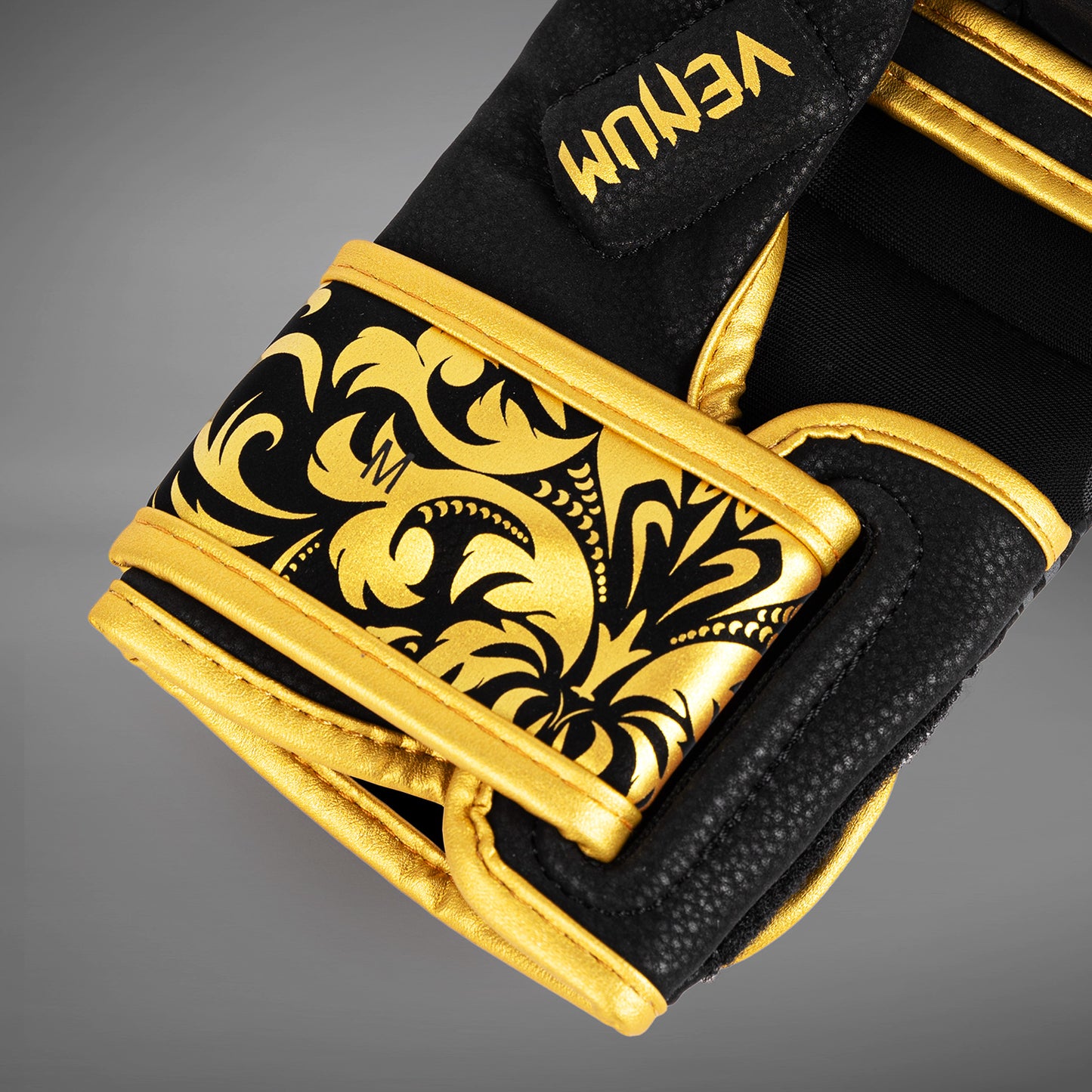 Venum x Topuria Unmatched Edition Перчатки для спарринга MMA - Черный/Золотой