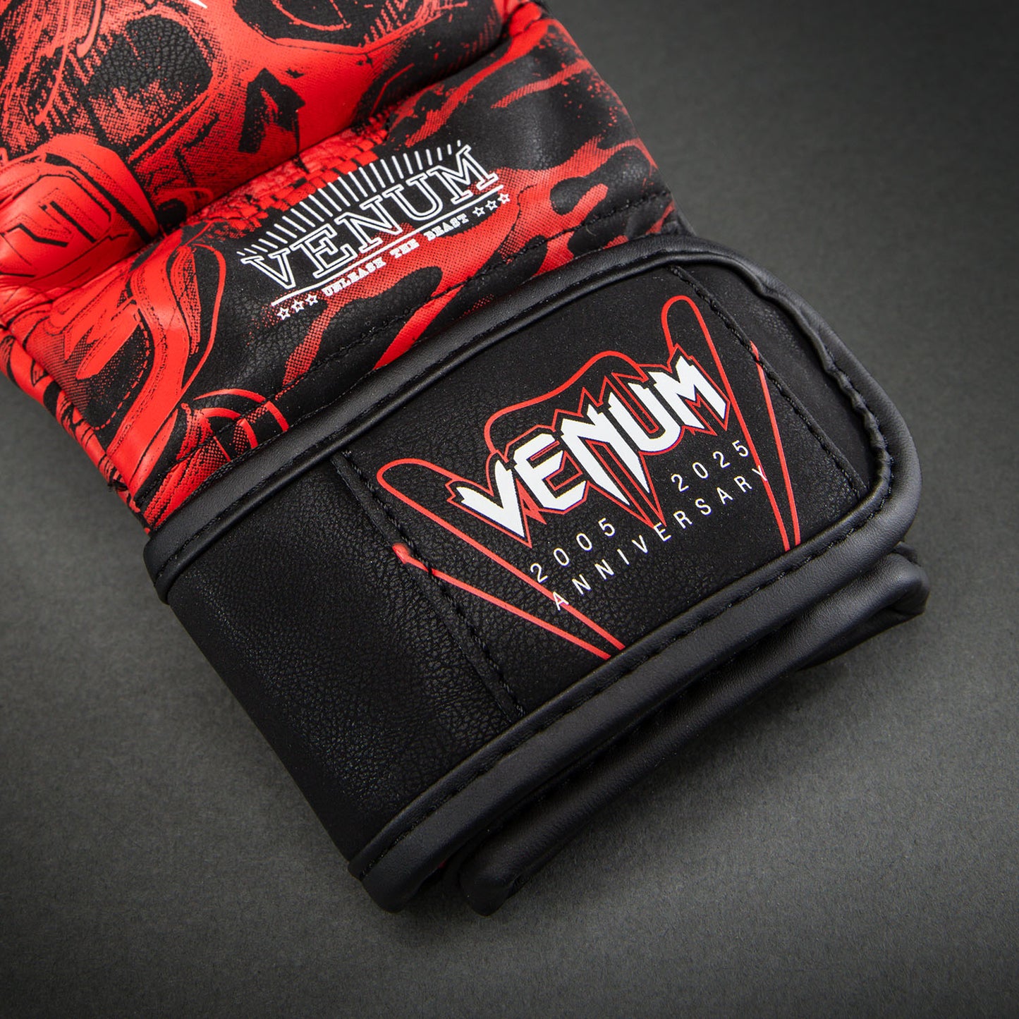 Перчатки для спарринга Venum 20th Anniversary - Чёрный/Красный