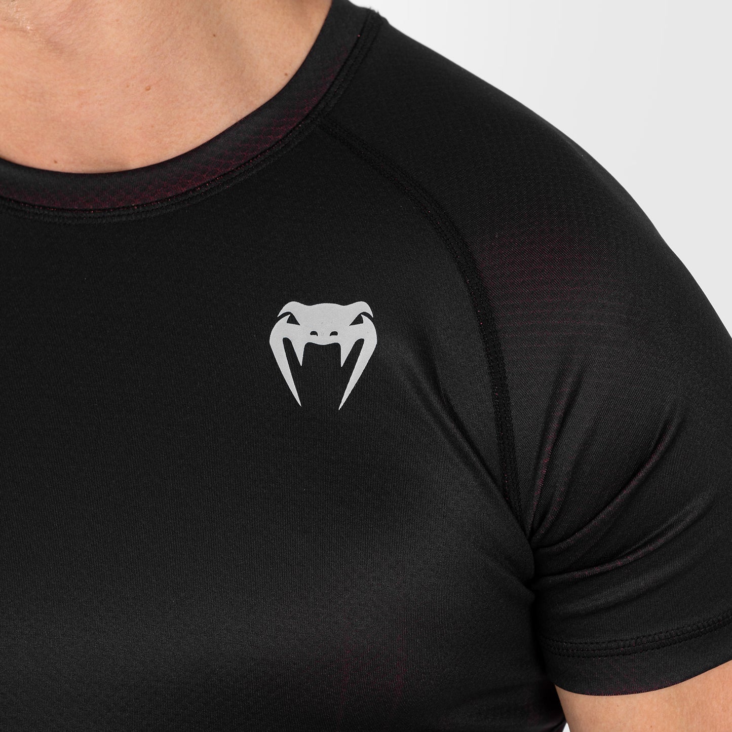 UFC Venum Performance Institute 2.0  Мужская рашгарда с коротким рукавом - черный/красный
