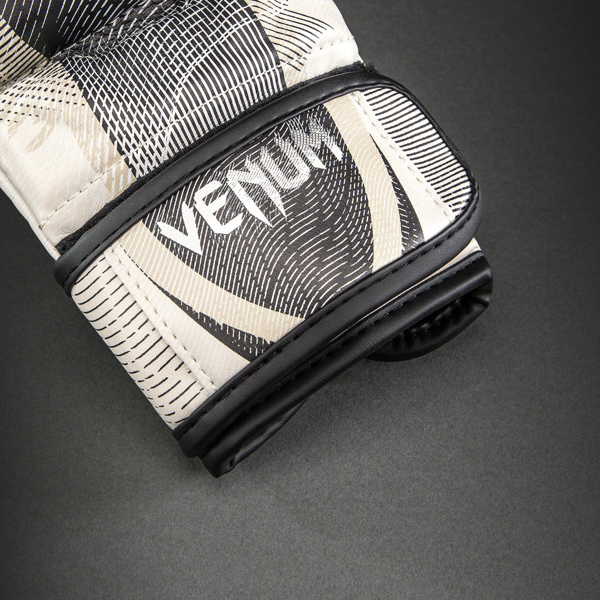 Снарядные перчатки Venum Galactic 3.0 - молочно-белый/черный