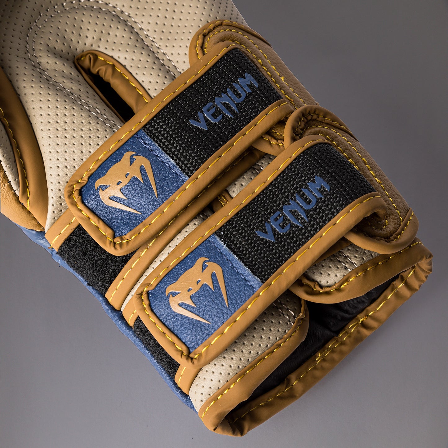 Venum Reverso - Боксерские перчатки - верблюжий / королевский синий