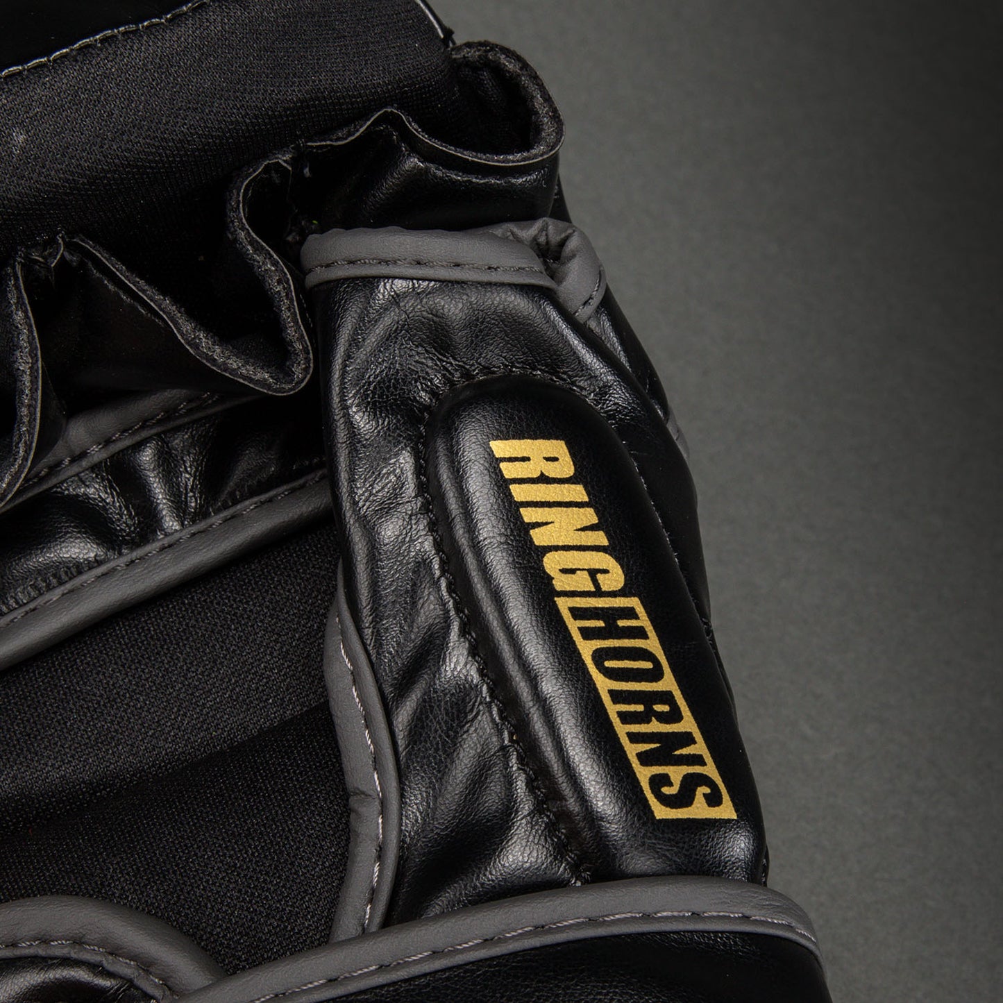 Перчатки для спарринга MMA Ringhorns Charger by Venum – Чёрный/Золотой