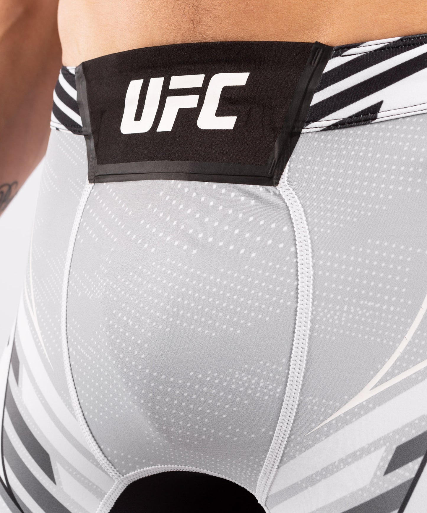 МУЖСКИЕ КОМПРЕССИОННЫЕ ШОРТЫ UFC VENUM FIGHT NIGHT VALE TUDO - УДЛИНЕННЫЙ КРОЙ - Белый