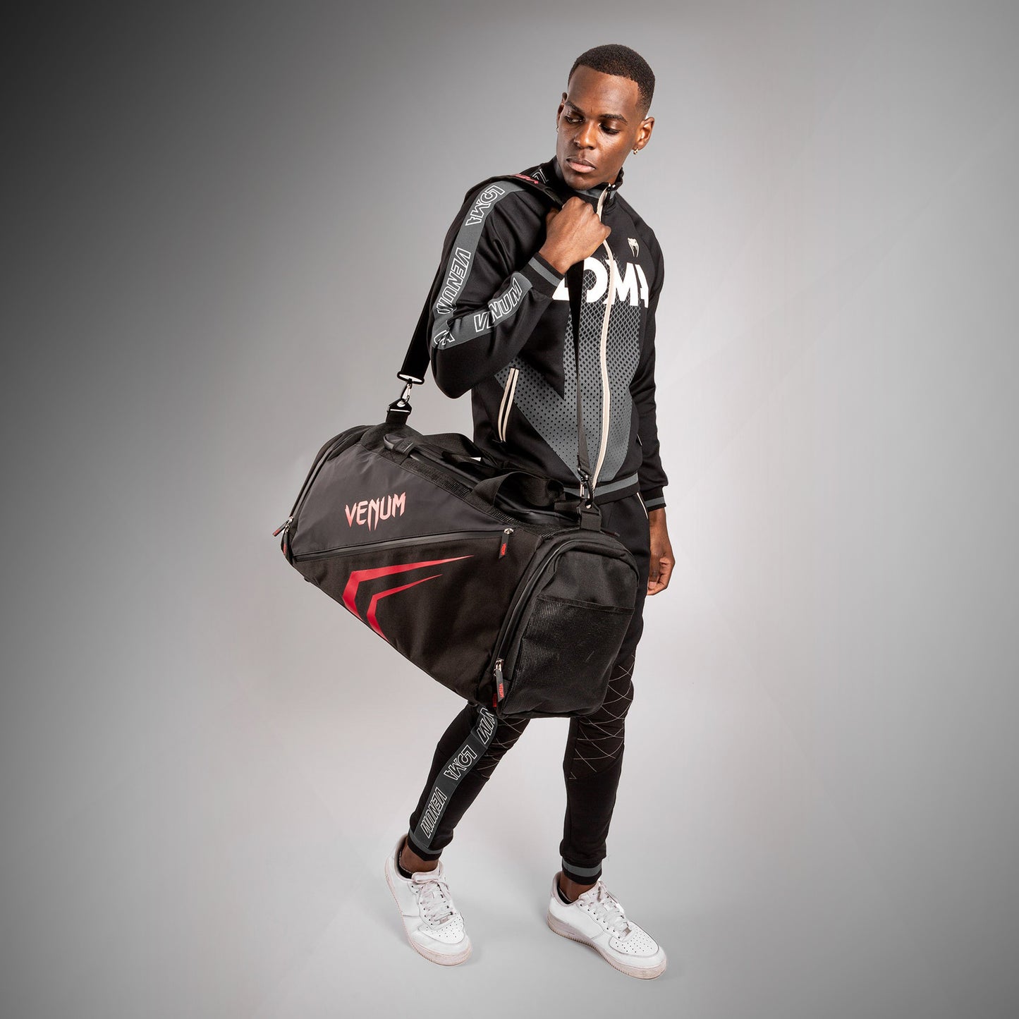 Спортивная сумка Venum Trainer Lite Evo (48 л) – Чёрный/Красный