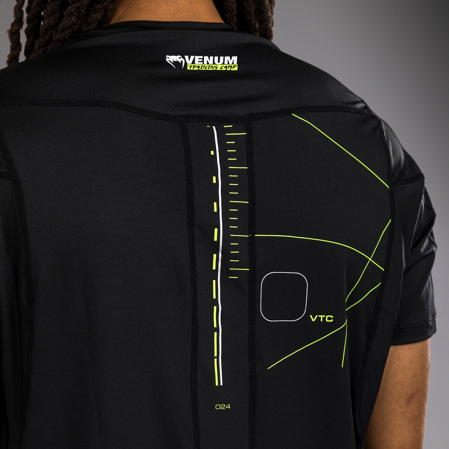 Venum Training Camp 4.0 Мужская футболка Dry-Tech T-Shirt - черный/неоновый зеленый