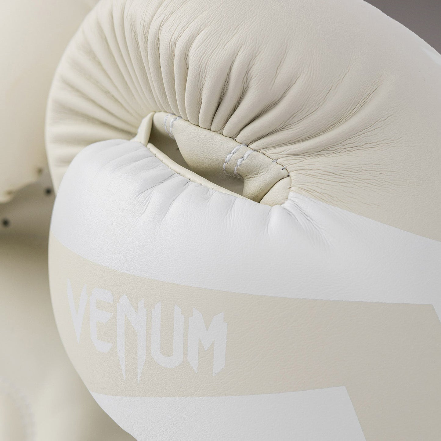 Боксерские перчатки Venum Elite - белые/белые