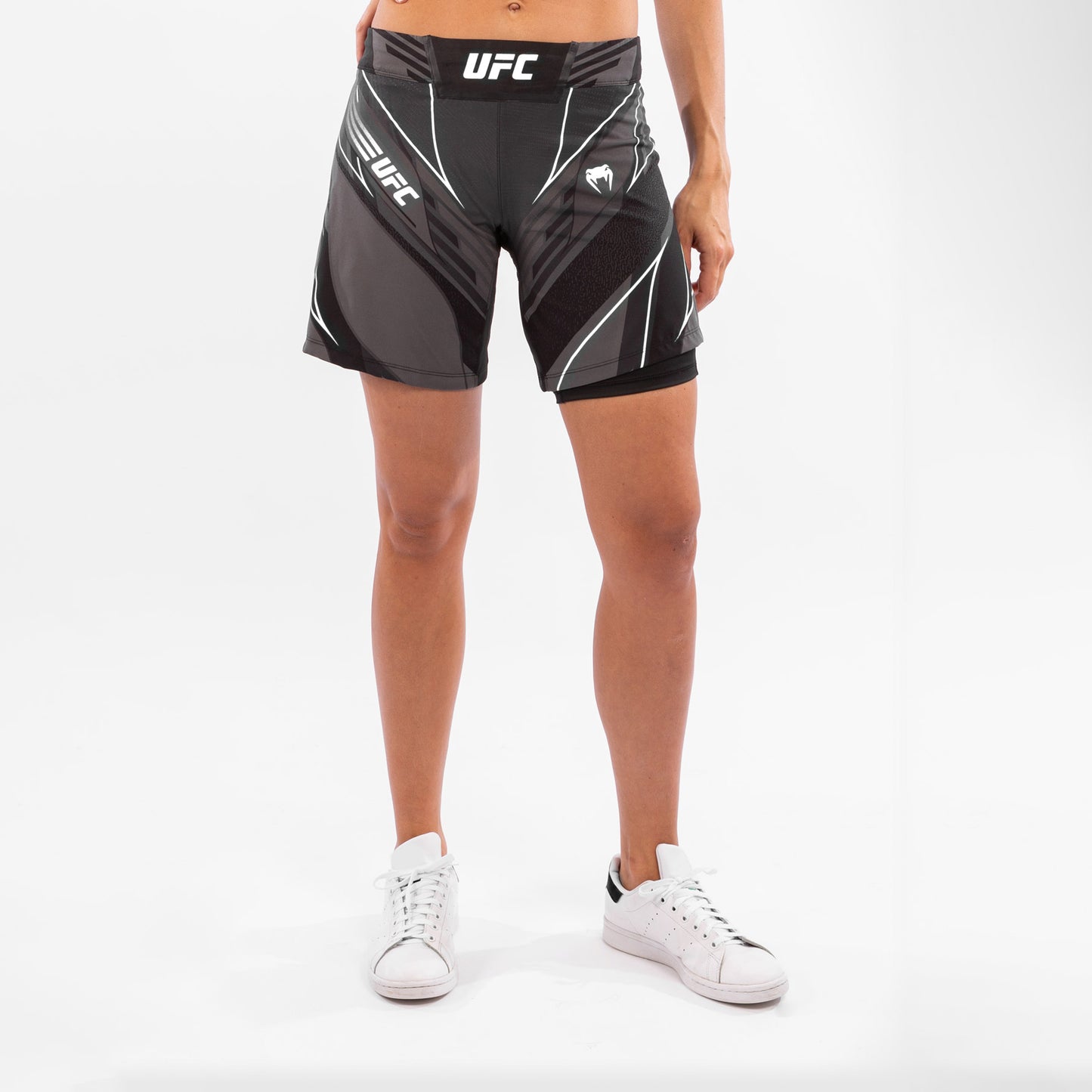 ЖЕНСКИЕ ШОРТЫ UFC VENUM FIGHT NIGHT – УДЛИНЕННЫЙ КРОЙ - Чёрный