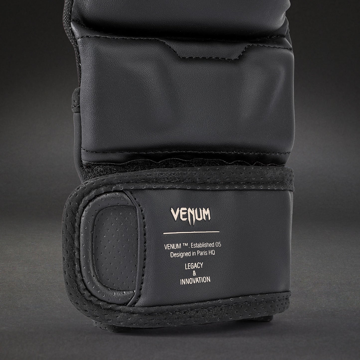 Снарядные перчатки MMA Venum Impact Evo - черный