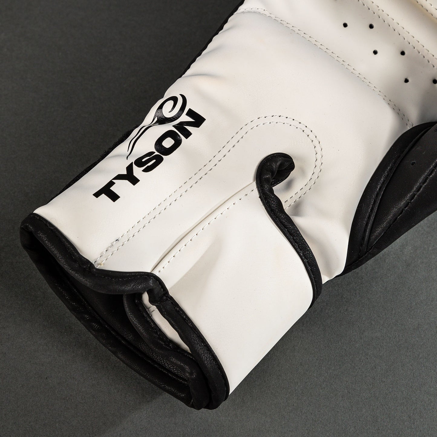 Боксерские перчатки Venum Mike Tyson Replica - Глубокий чёрный/Оптический белый