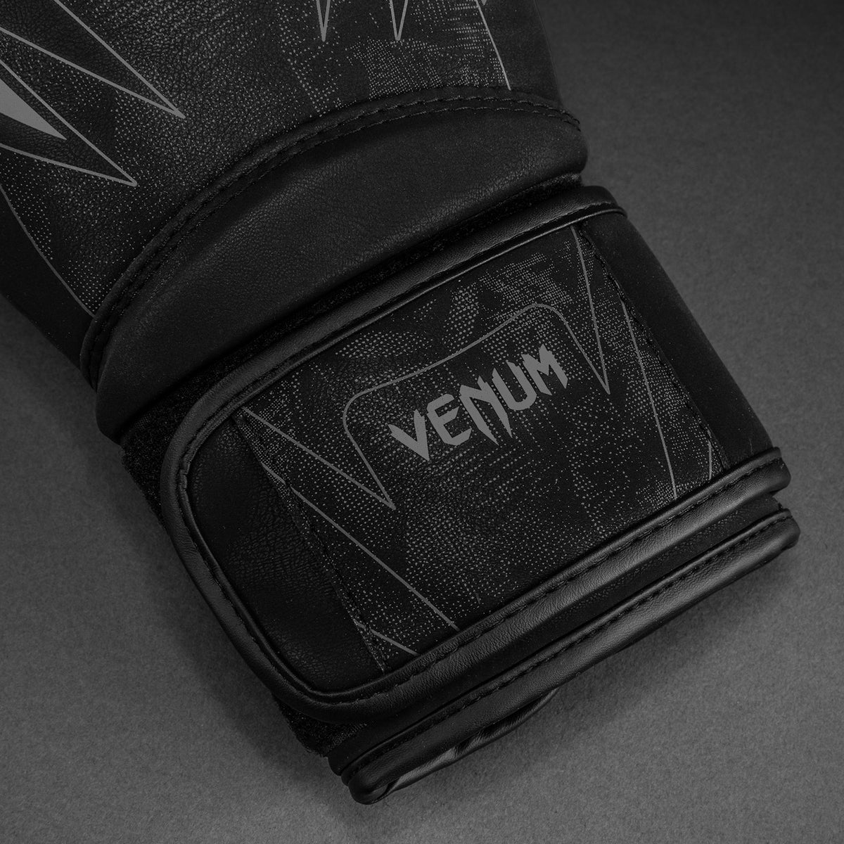 Боксёрские перчатки Venum Impact Amazonia Reborn - Чёрный/Серый
