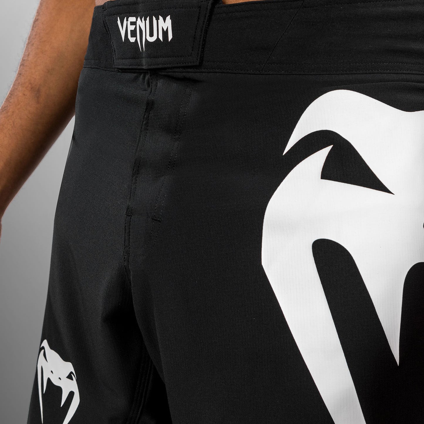 Venum Light 5.0 Боевые шорты - черный/белый