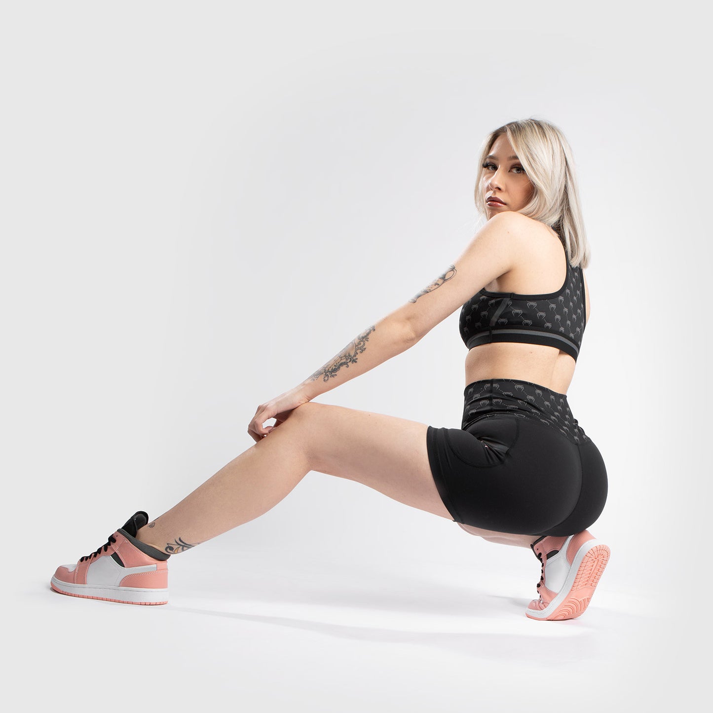 Велошорты Venum Monogram для женщин - черный/розовое золото