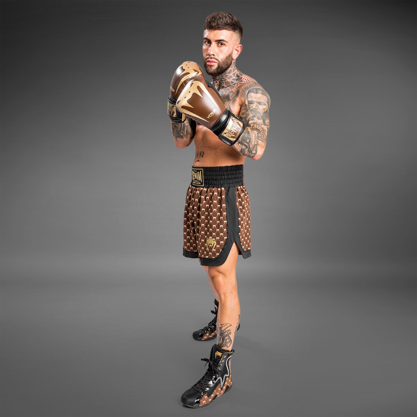 Venum Monogram Boxing Short - черный/коричневый