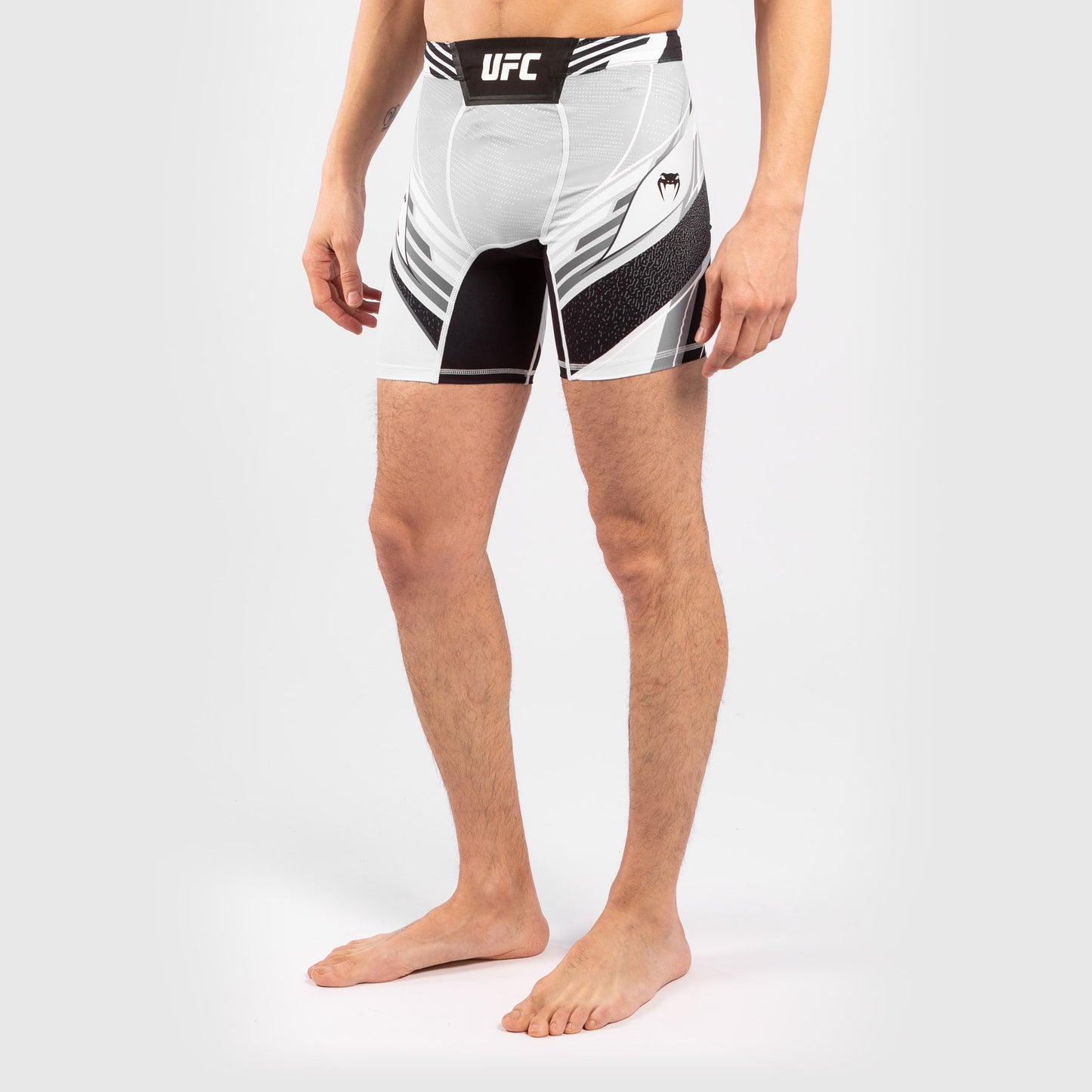 МУЖСКИЕ КОМПРЕССИОННЫЕ ШОРТЫ UFC VENUM FIGHT NIGHT TUDO - УКОРОЧЕННЫЙ КРОЙ -  Белый