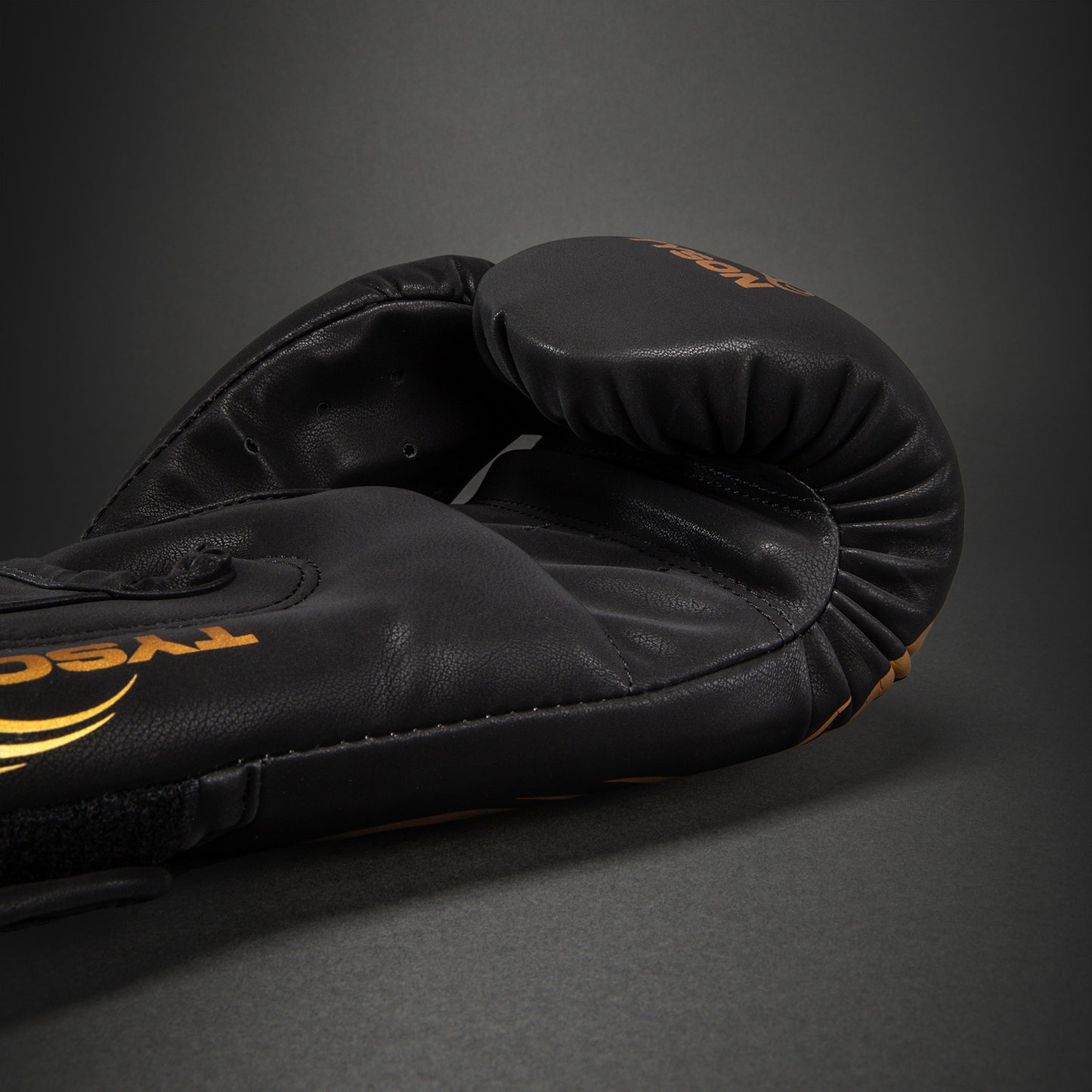 Боксерские перчатки Venum Mike Tyson Replica – Чёрный/Золотой