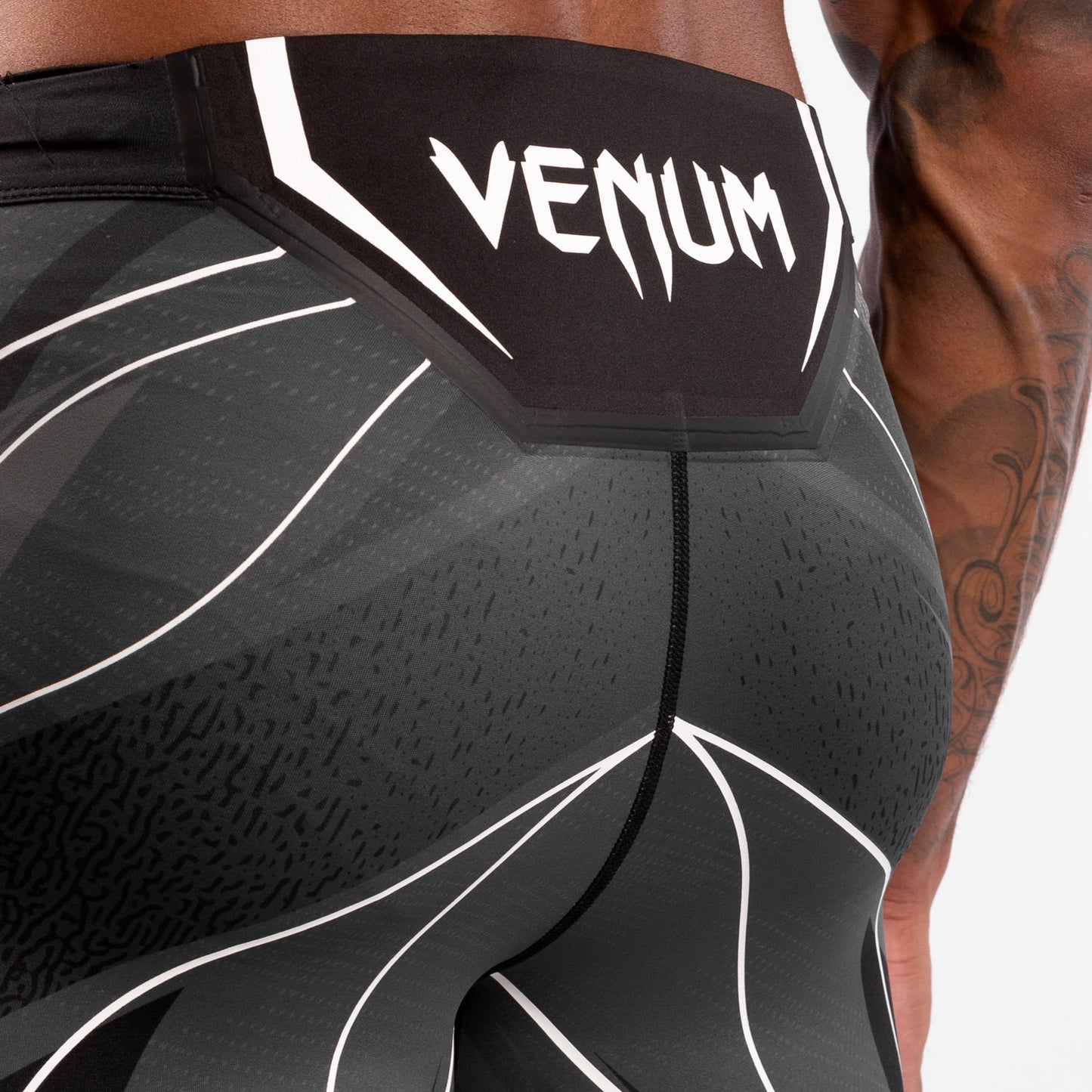 МУЖСКИЕ КОМПРЕССИОННЫЕ ШОРТЫ UFC VENUM FIGHT NIGHT VALE TUDO - УДЛИНЕННЫЙ КРОЙ - Чёрный