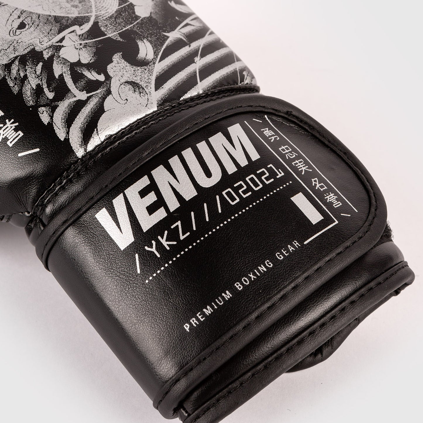 Детские боксерские перчатки Venum YKZ21