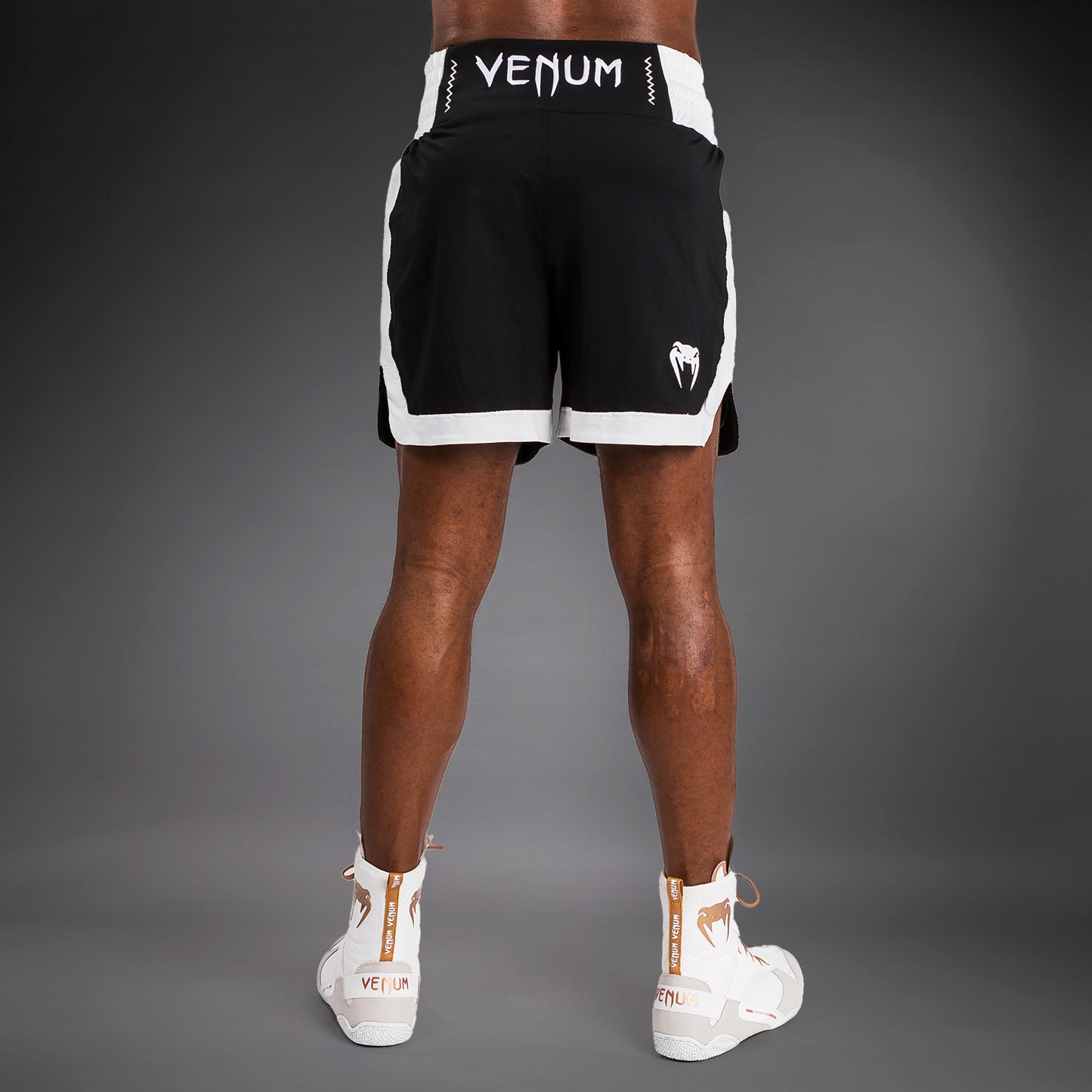 Venum Classic  Боксерские шорты - черный/белый