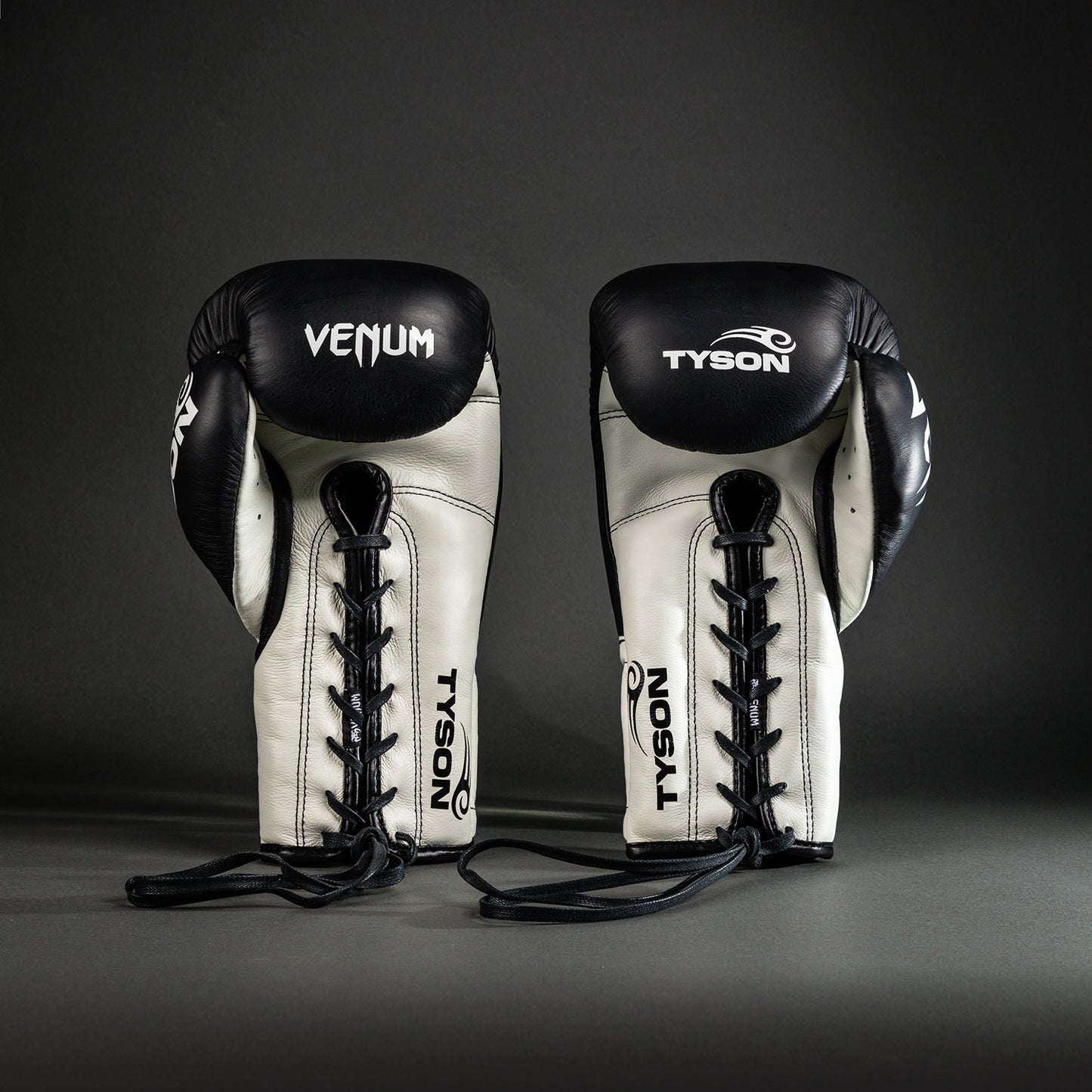 Боксерские перчатки Venum Giant 2.0 Mike Tyson Pro с шнуровкой - Глубокий чёрный/Оптический белый