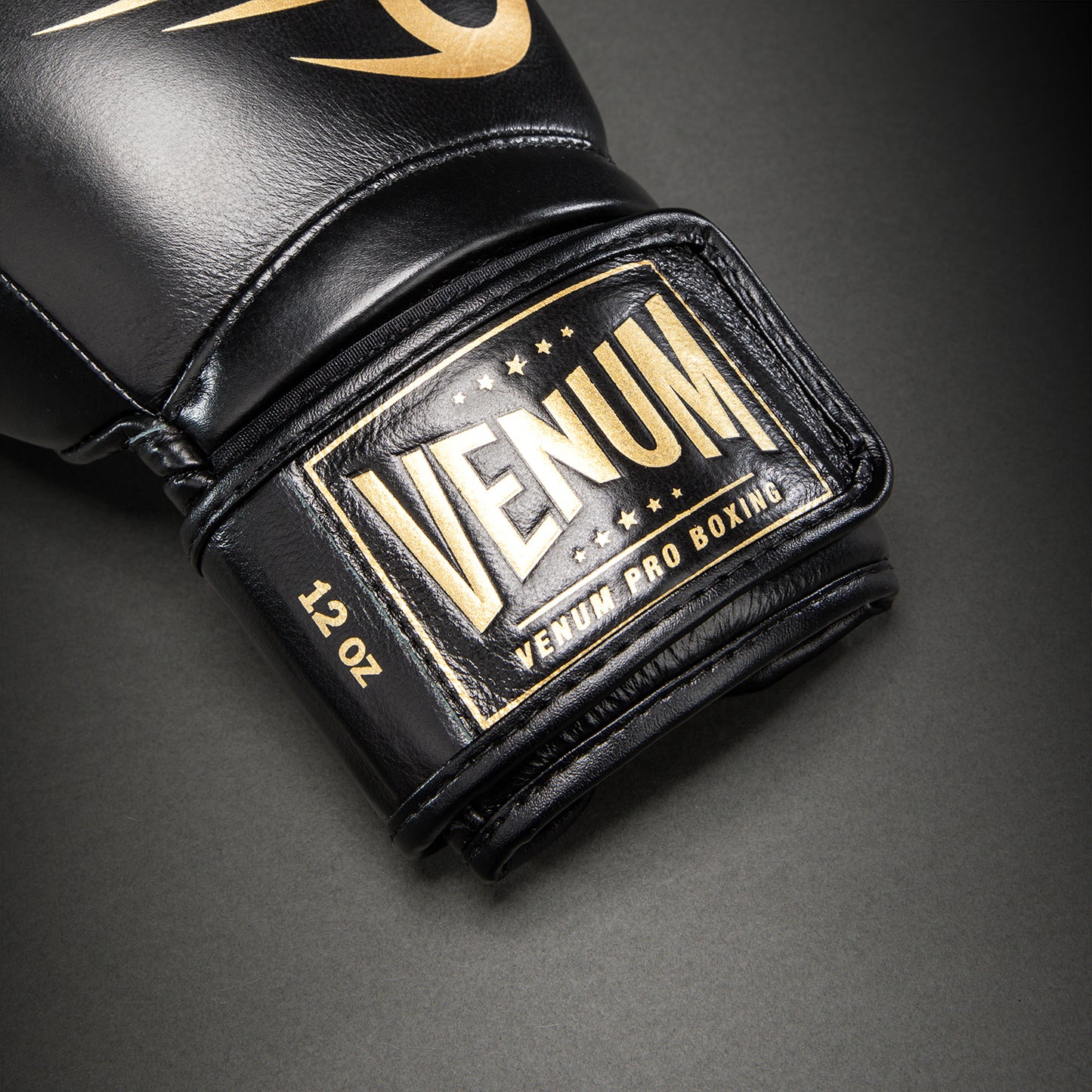 Боксерские перчатки Venum Giant 2.0 Mike Tyson Pro – Чёрный/Золотой