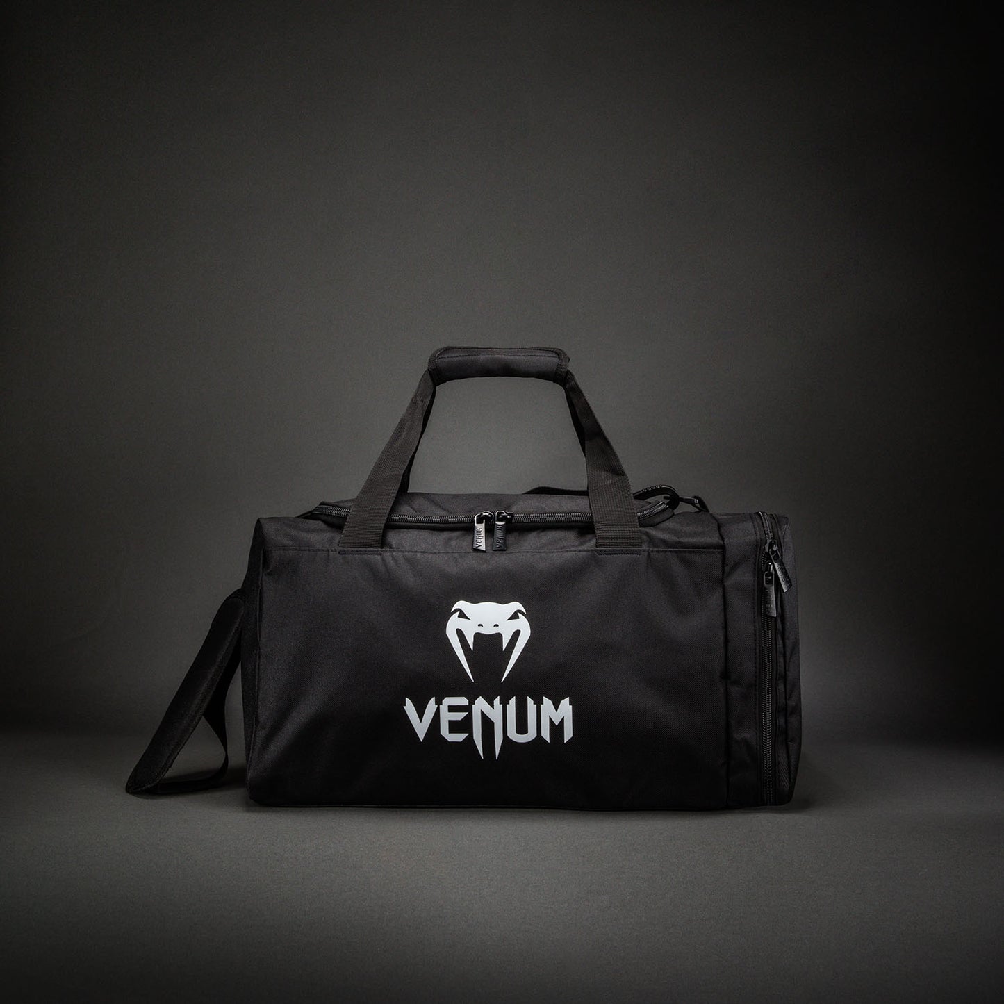 Спортивная сумка Venum Essential (26 л) — черная