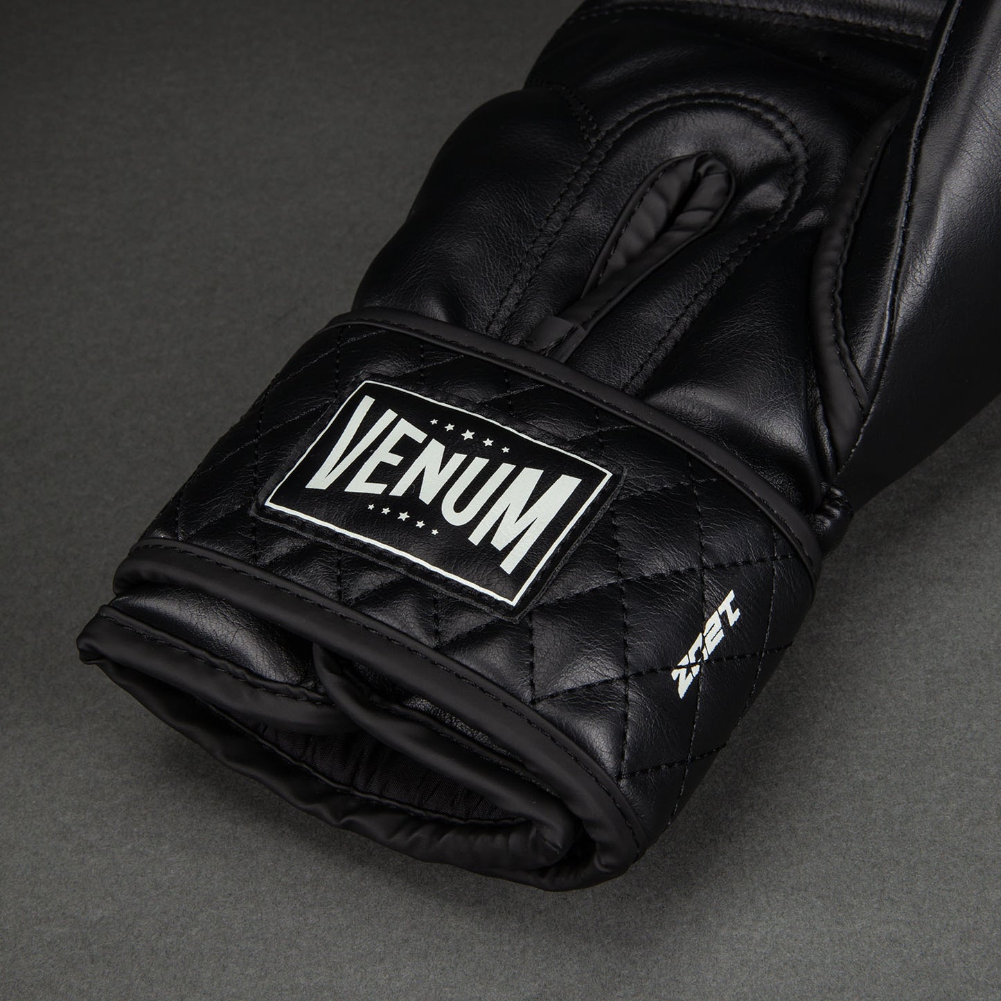 Боксерские перчатки Venum Impact Classic - Чёрный