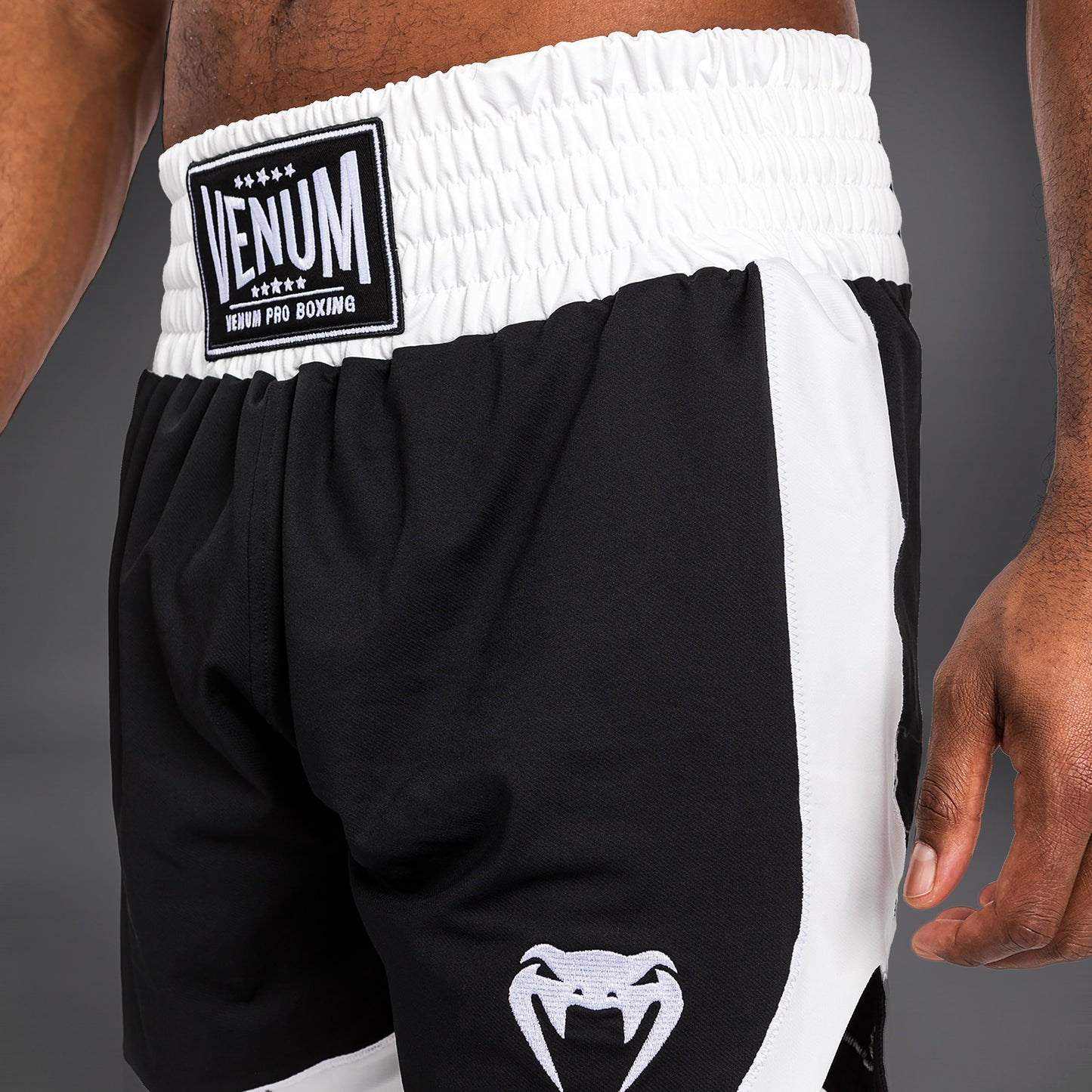Venum Classic  Боксерские шорты - черный/белый