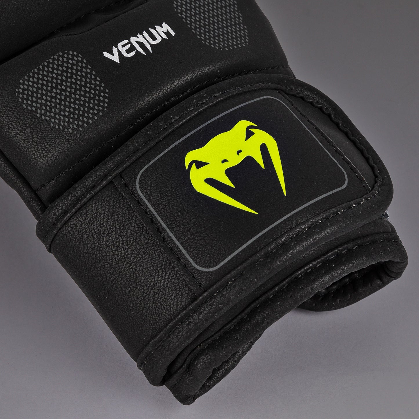 Venum Training Camp 4.0 Перчатки для спарринга MMA - черный/неоновый зеленый