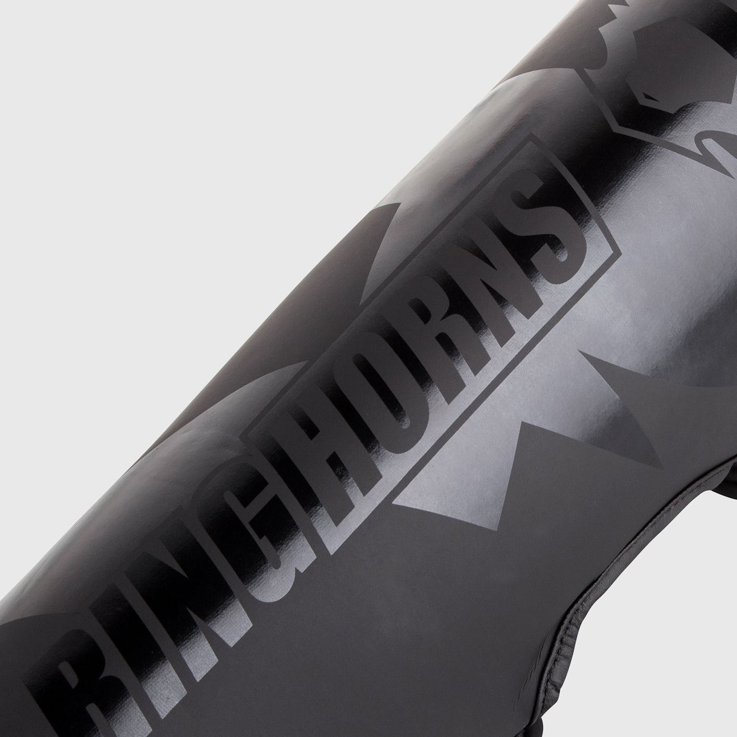 Щитки Ringhorns Charger by Venum – черный/черный
