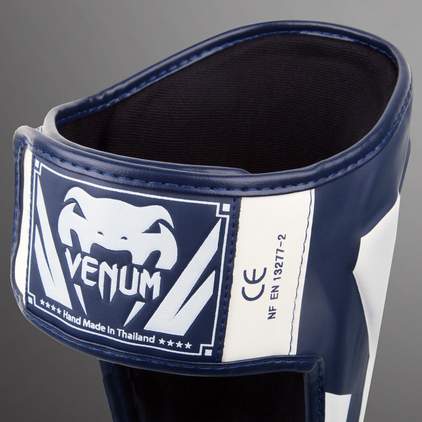 ЩИТКИ VENUM ELITE STANDUP - БЕЛЫЙ/ТЕМНО-СИНИЙ