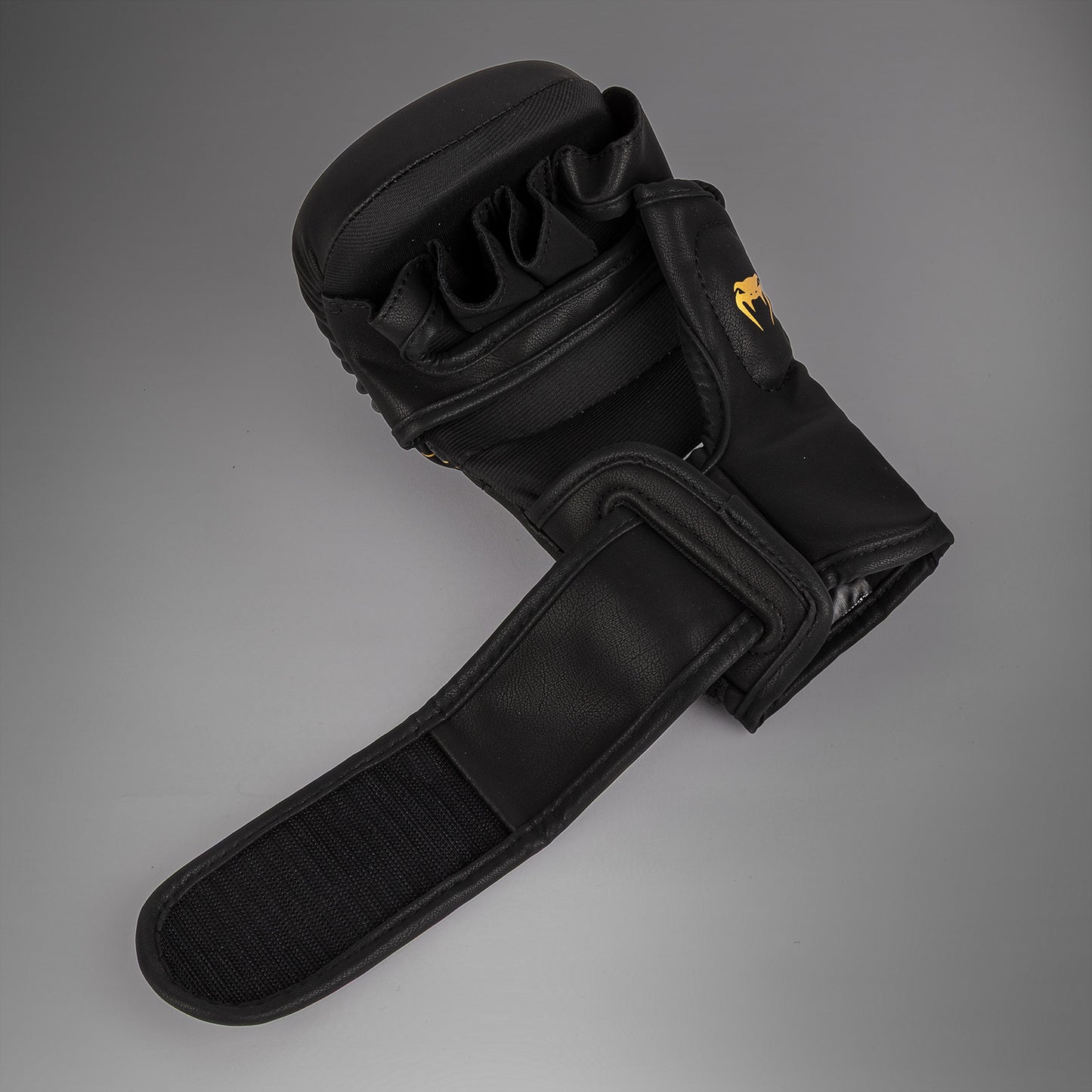 Перчатки для спарринга Venum Serpenti – Чёрный/Серебристый/Золотой