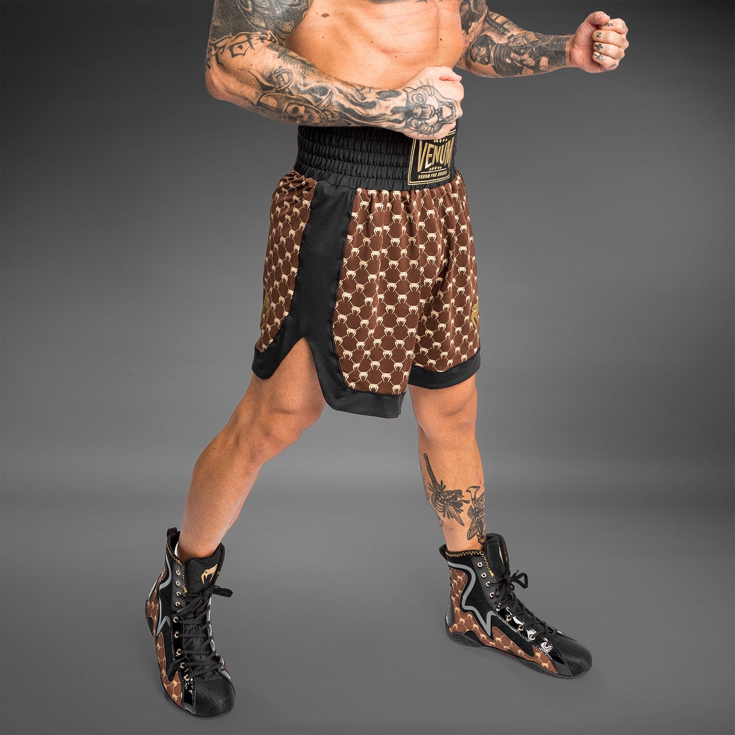 Venum Monogram Boxing Short - черный/коричневый