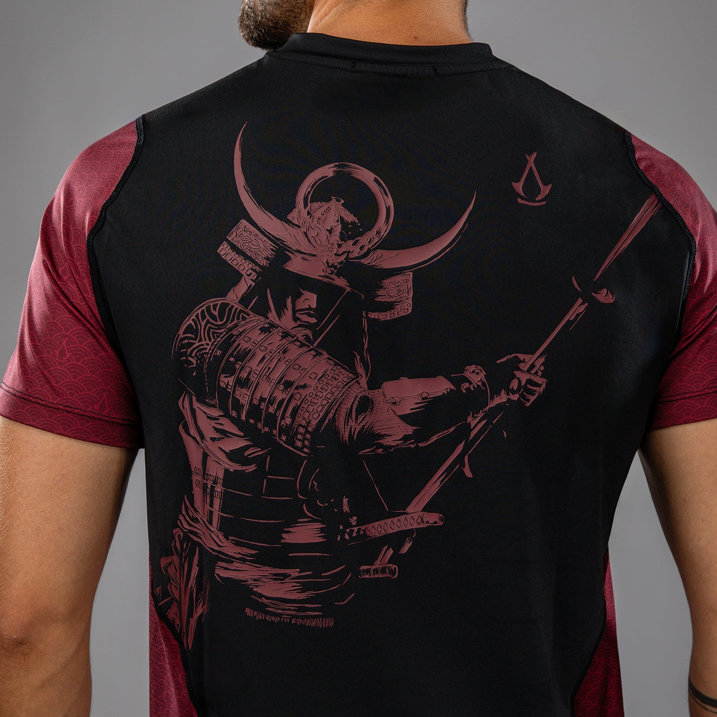 Venum x Assassin’s Creed Shadows Мужская футболка Dry-Tech - Бордовый/Чёрный